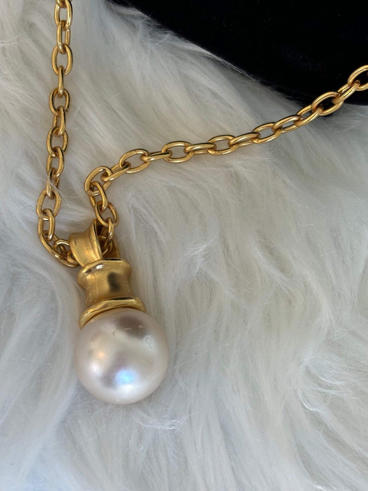 #0040 Large Faux Pearl Drop Pendant Gold Toned Necklace