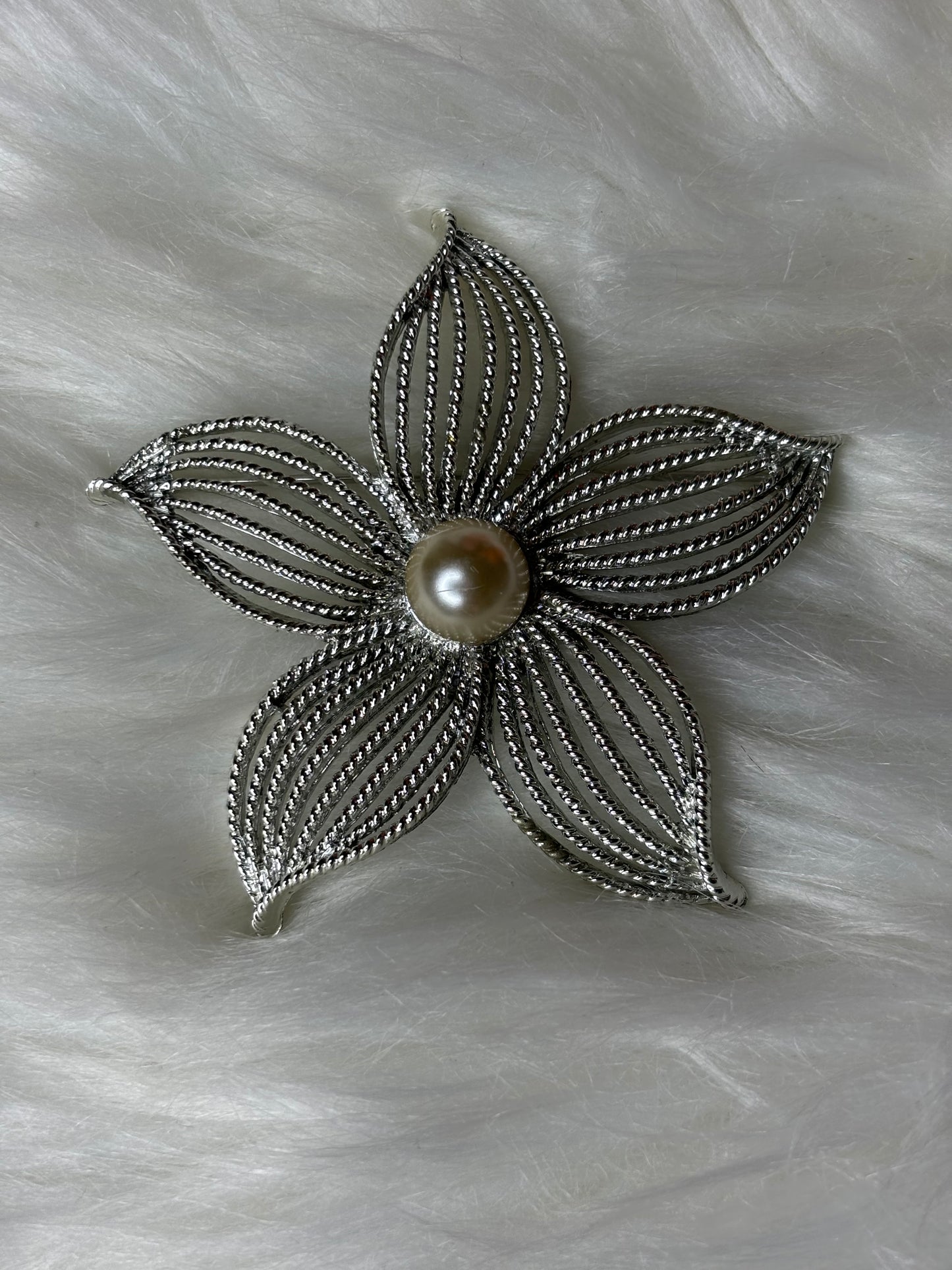 A259 Vintage Sarah Coventry Flower Brooch Faux Pearl Silver Tone