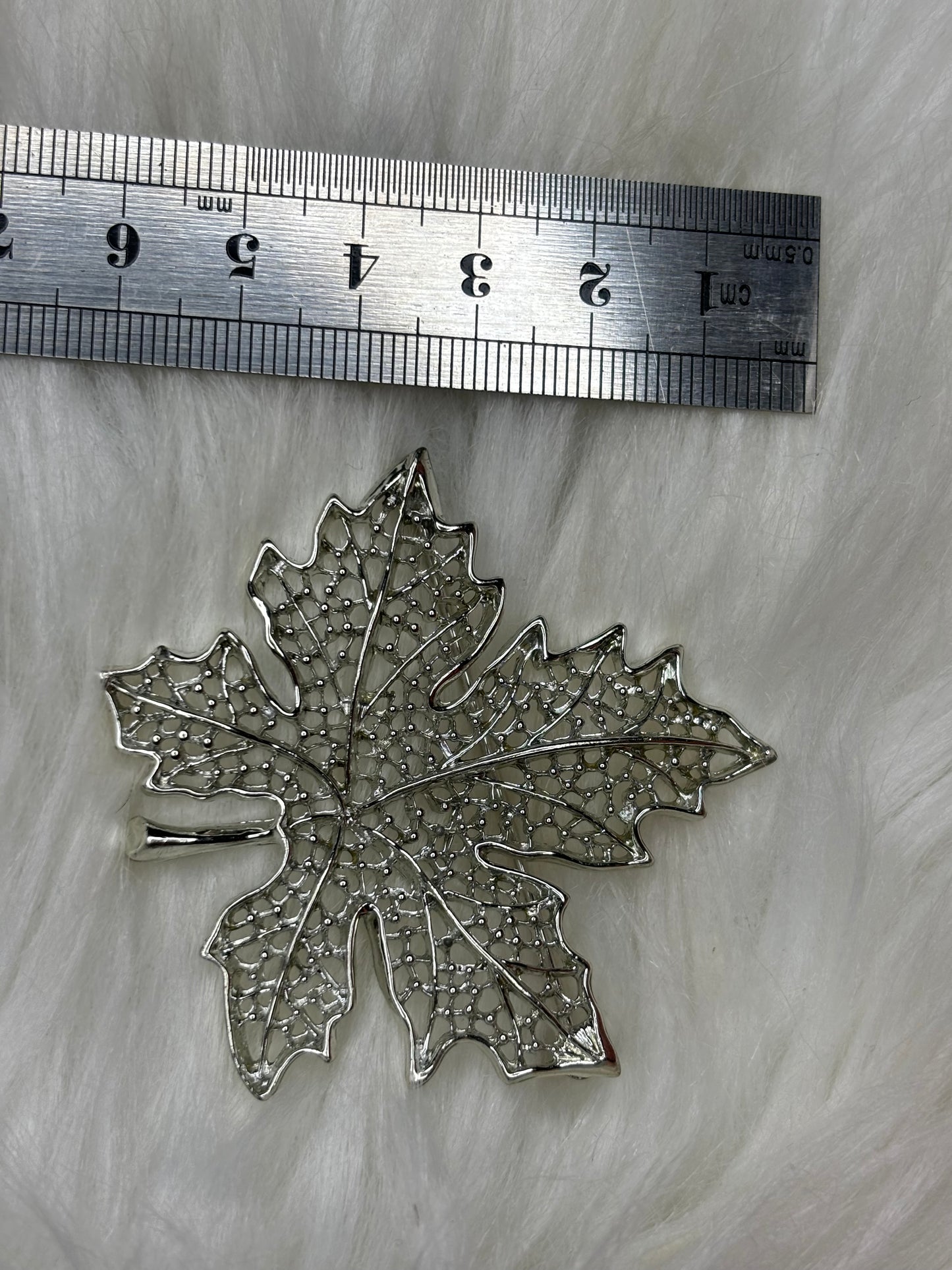 A257 Sarah Coventry Silver Tone Maple Leaf Brooch