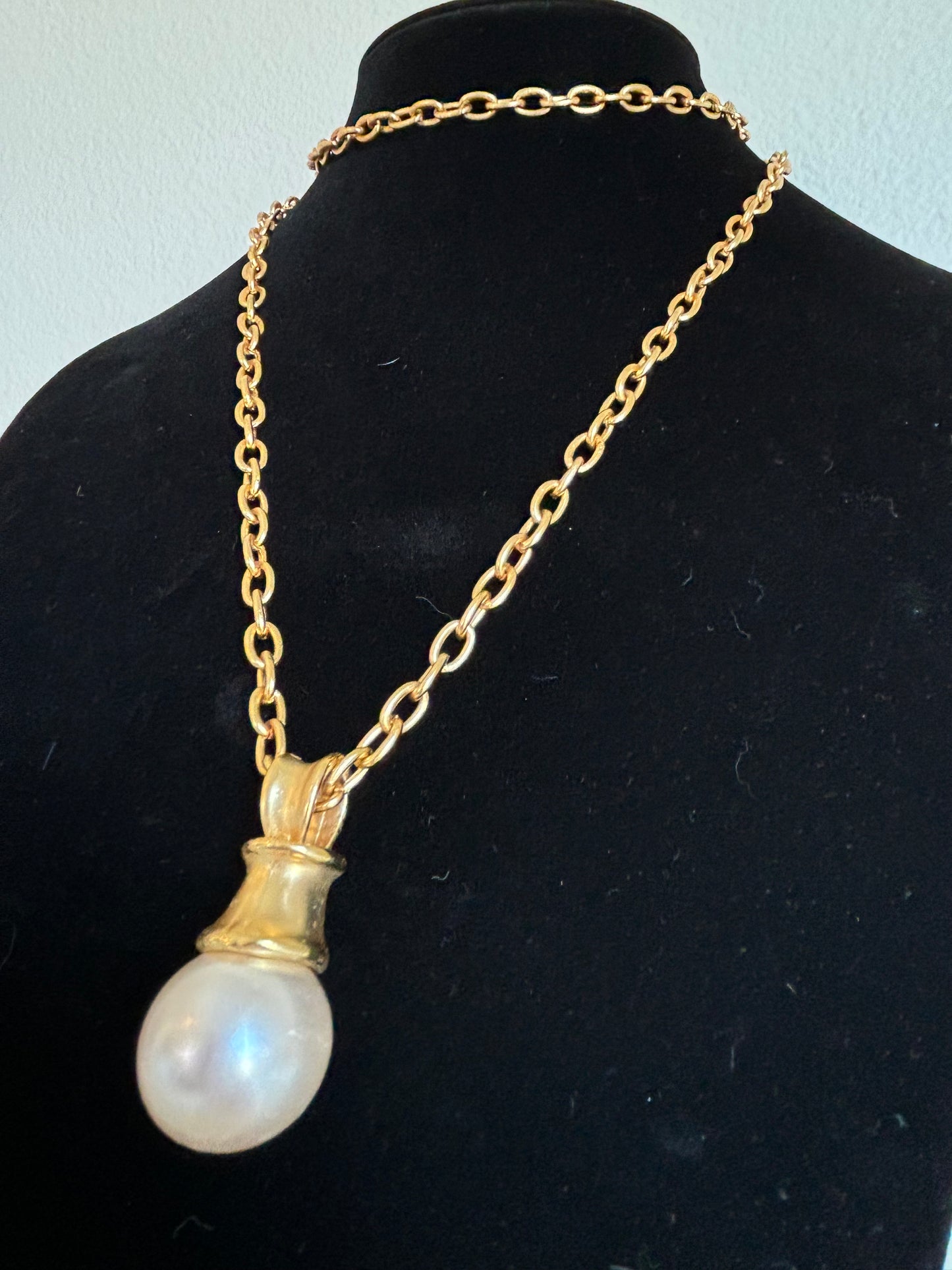 #0040 Large Faux Pearl Drop Pendant Gold Toned Necklace