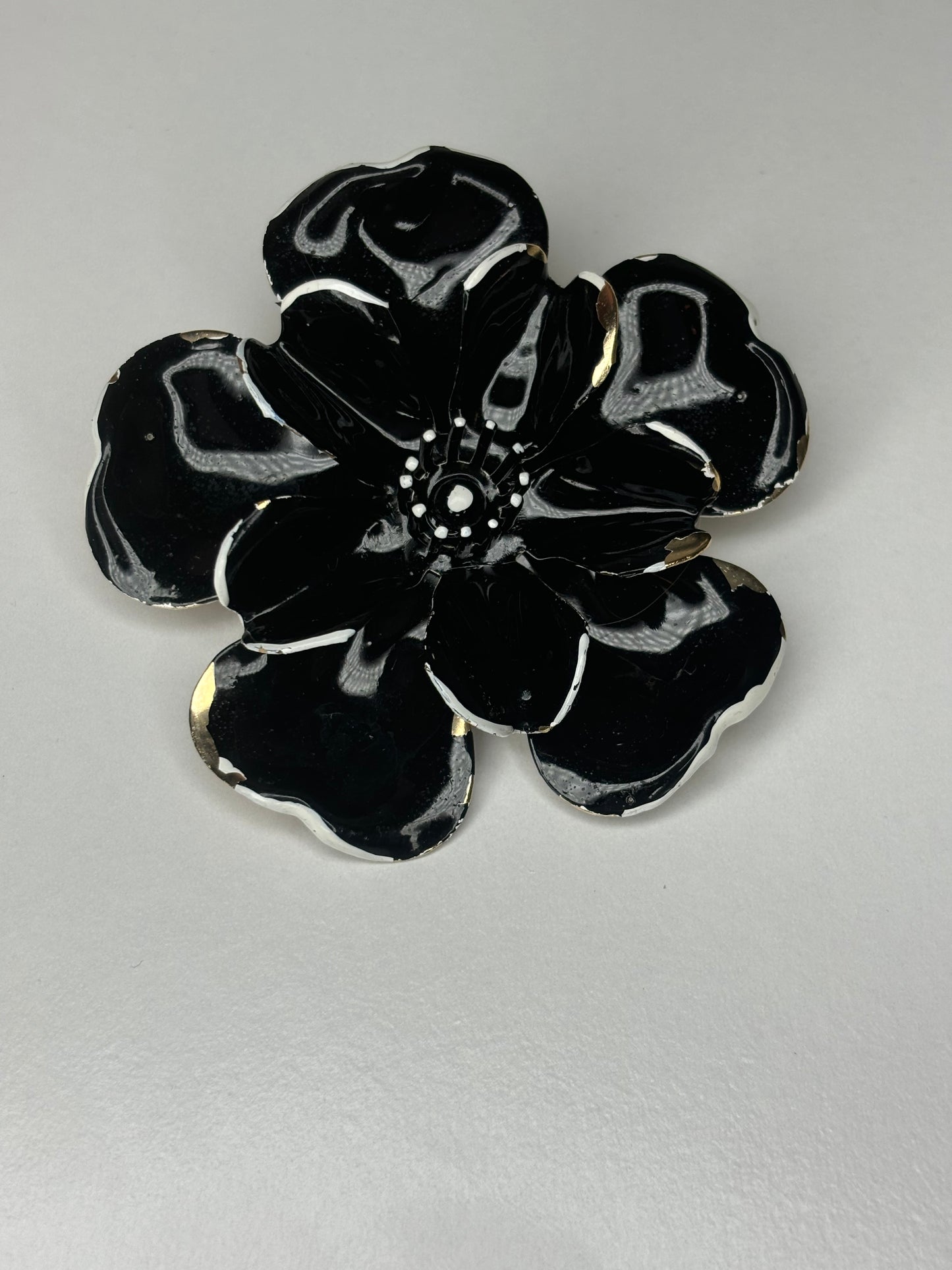 Black And White Flower Brooch -Peeling