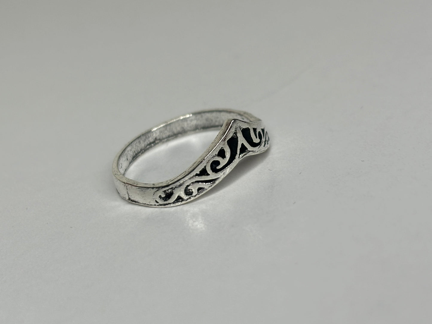 B021 Small Silver Tone Fashion Ring Sz 7.5