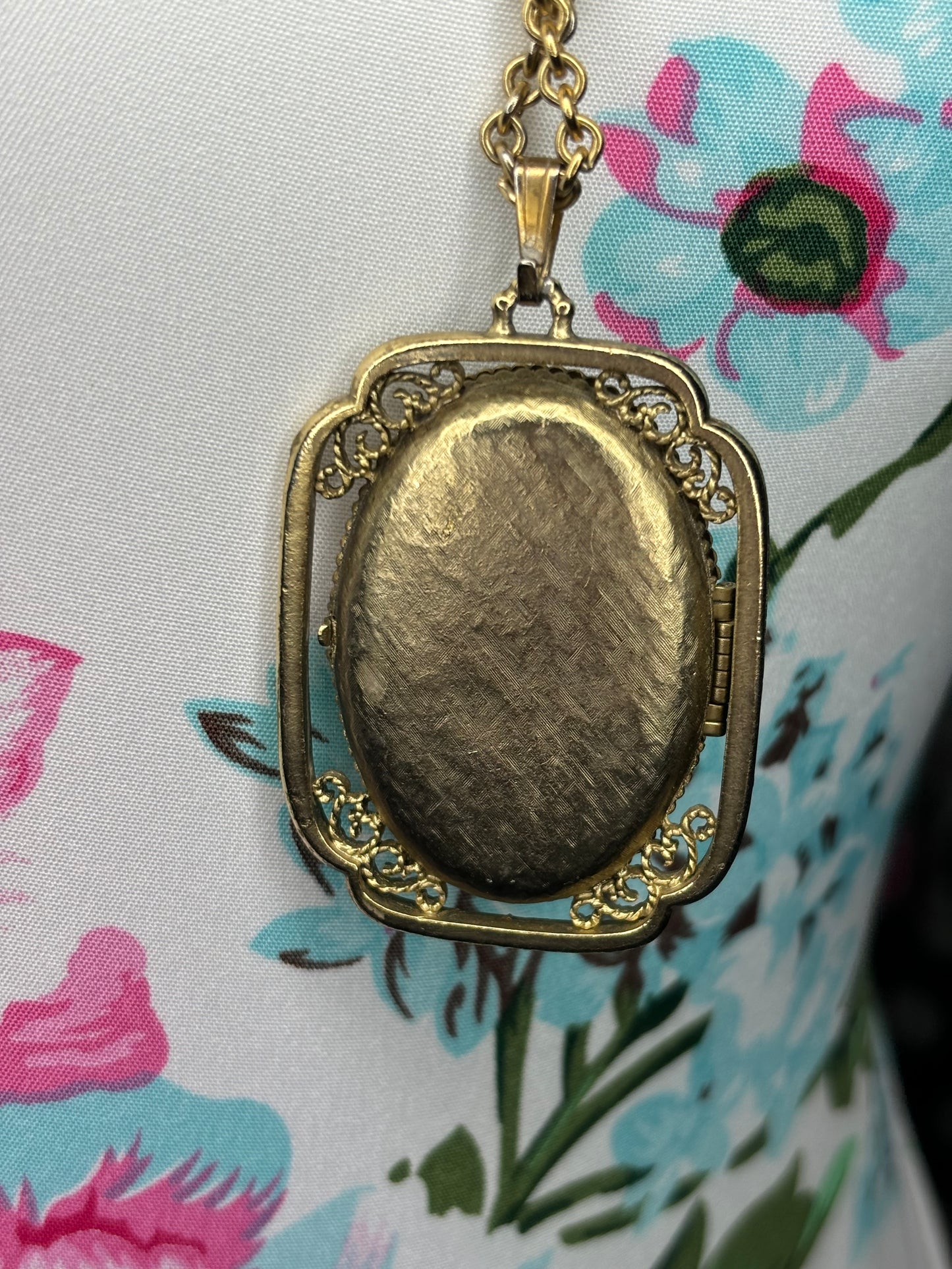 B015 Avon Gold Tone Perfume Glaze Pendant/Locket Necklace