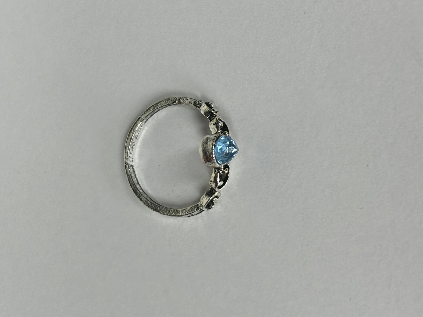 B022 Blue Stone Fashion Ring Sz 4.5