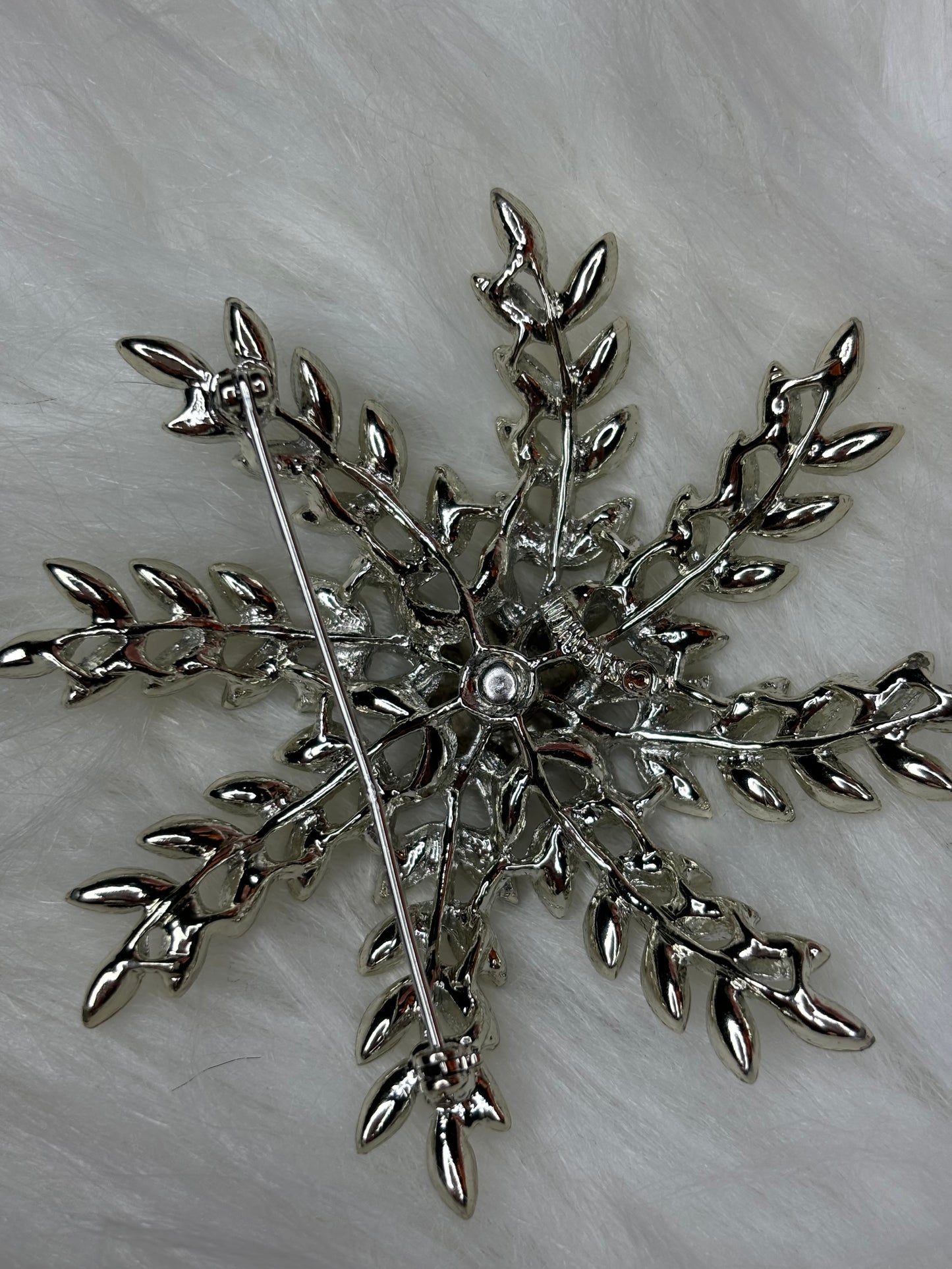 A262 Vintage Sarah Coventry Evening Snowflake Brooch Rhinestones and Silver Tone