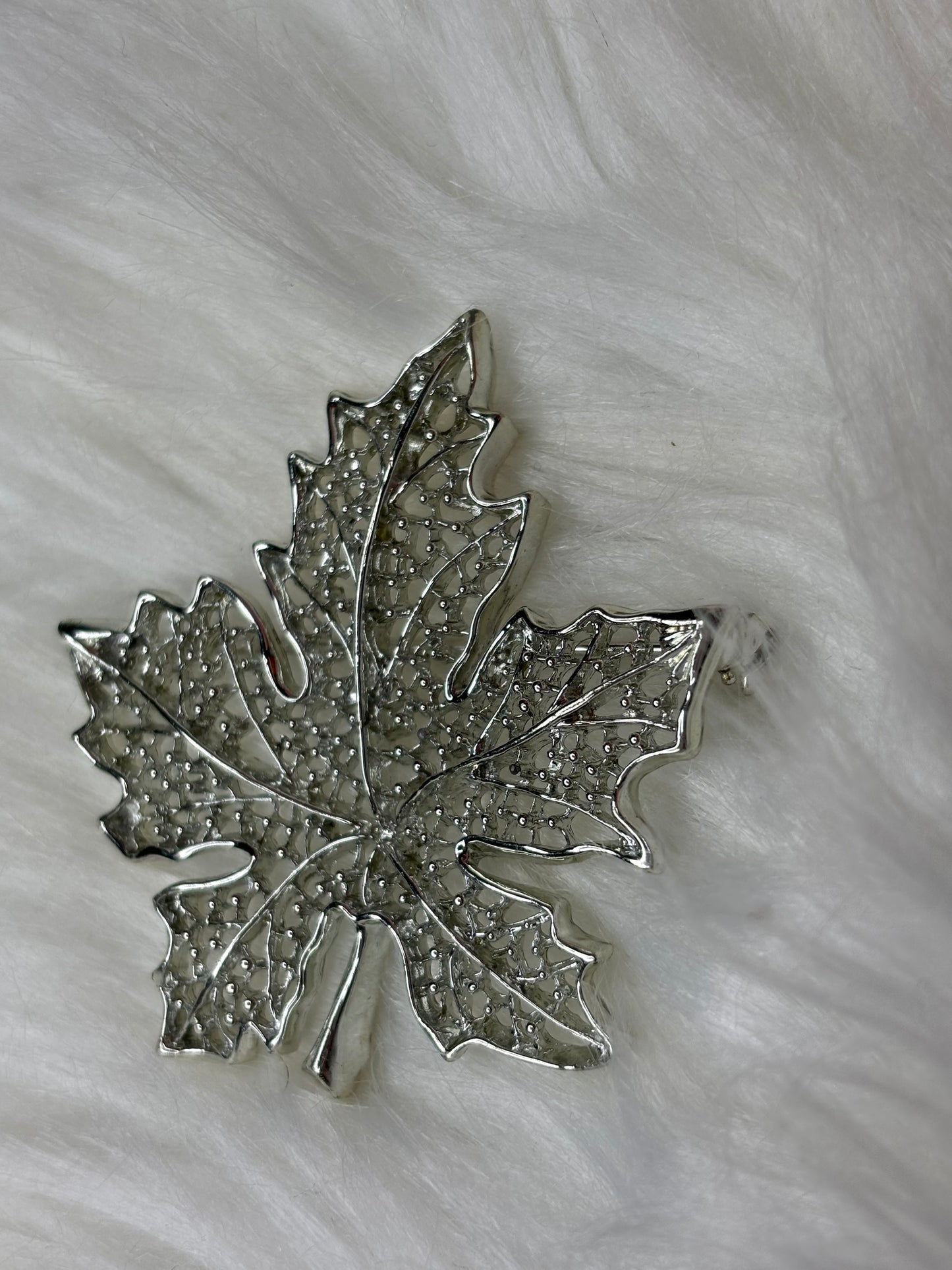 A257 Sarah Coventry Silver Tone Maple Leaf Brooch