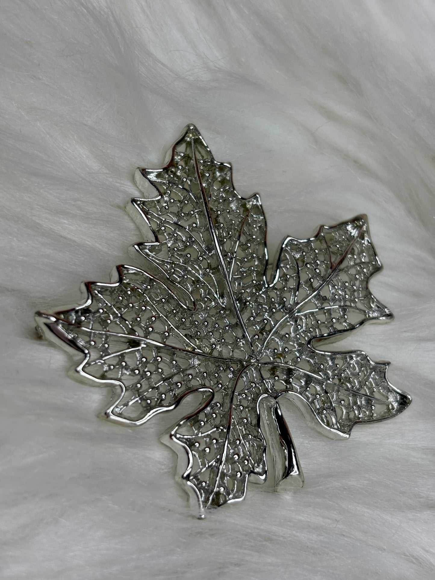 A257 Sarah Coventry Silver Tone Maple Leaf Brooch