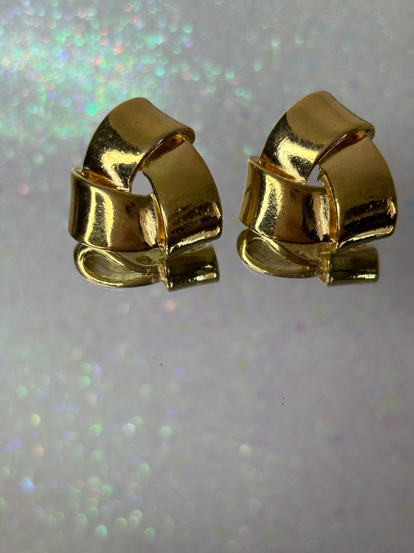 A040 Avon Gold Tone Earrings