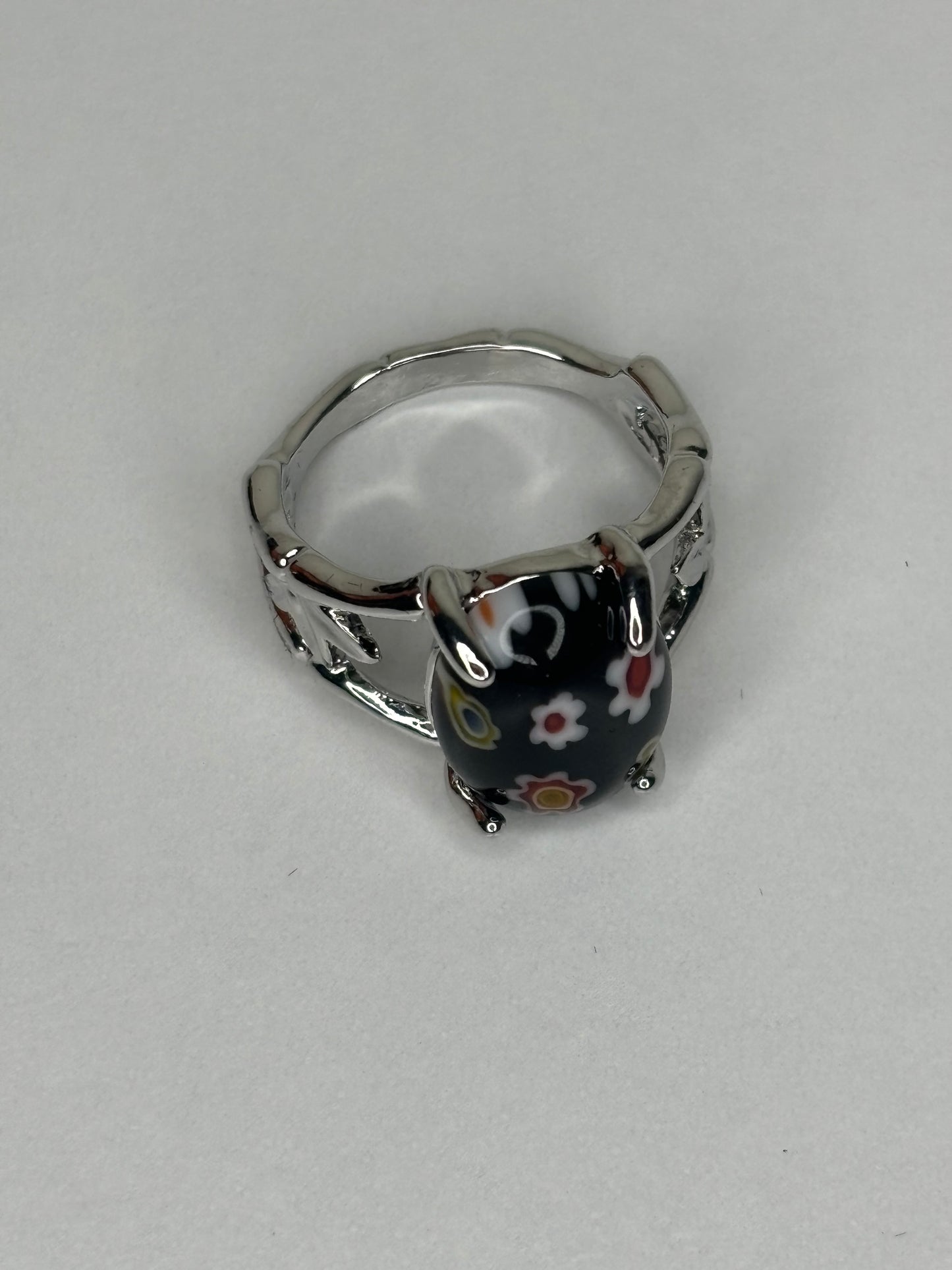 B028 Black Glass Fashion Ring Sz 5.25