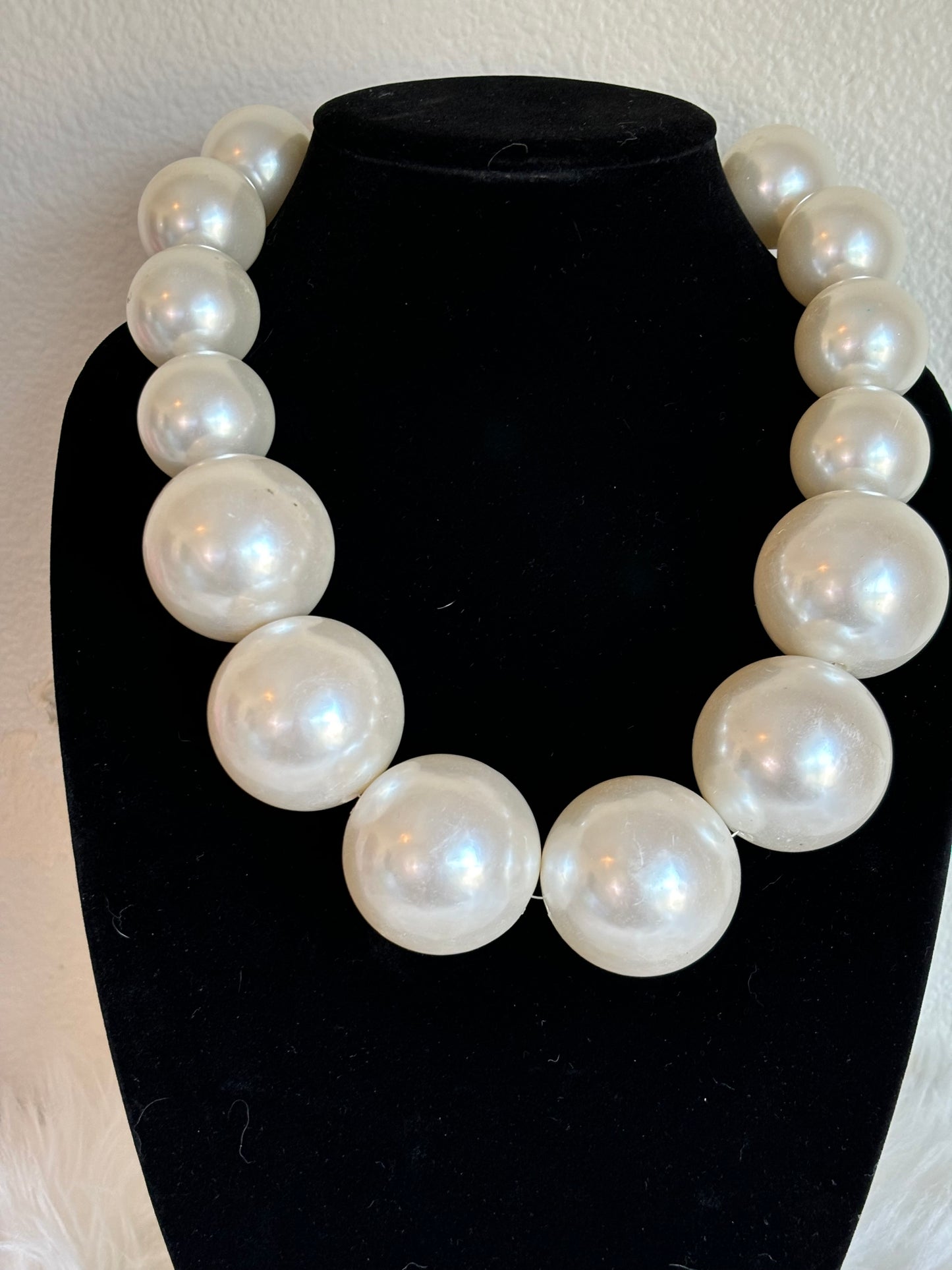 #0001 11” Giant Faux Pearls Necklace