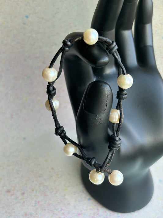 #0067 PEARL Bracelet on Leather Rope