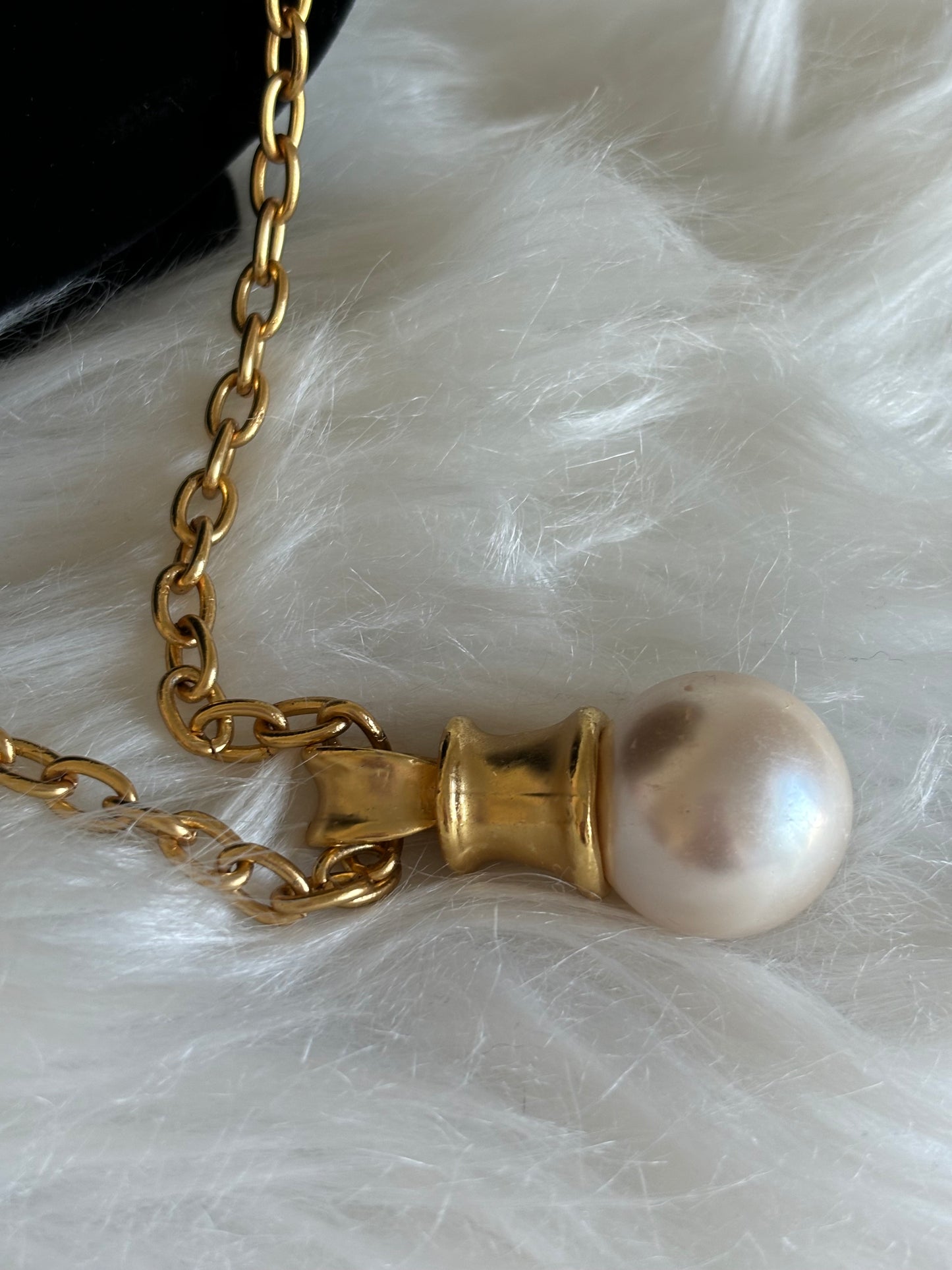 #0040 Large Faux Pearl Drop Pendant Gold Toned Necklace