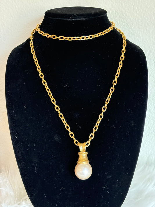 #0040 Large Faux Pearl Drop Pendant Gold Toned Necklace