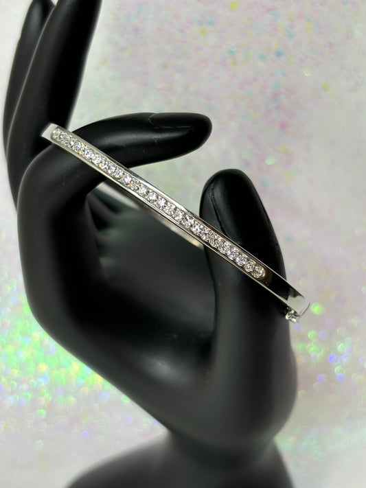 A087 Silver Tone Clasp Bangle Bracelet