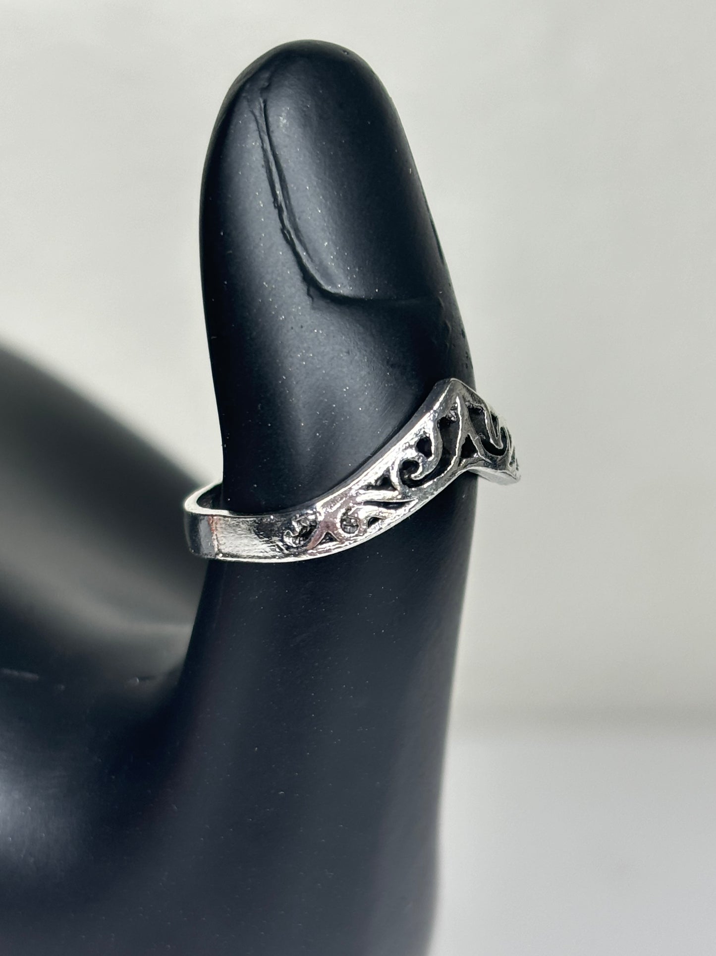 B021 Small Silver Tone Fashion Ring Sz 7.5