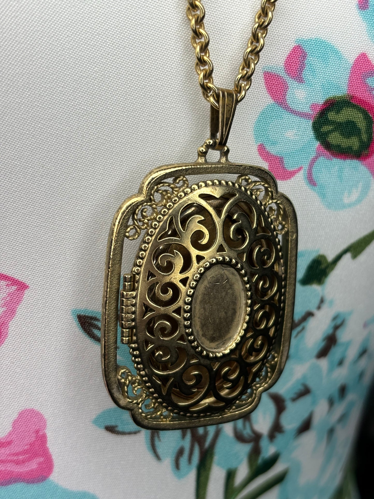 B015 Avon Gold Tone Perfume Glaze Pendant/Locket Necklace