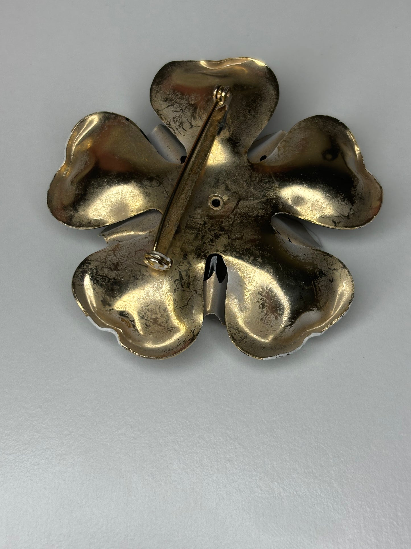 Black And White Flower Brooch -Peeling