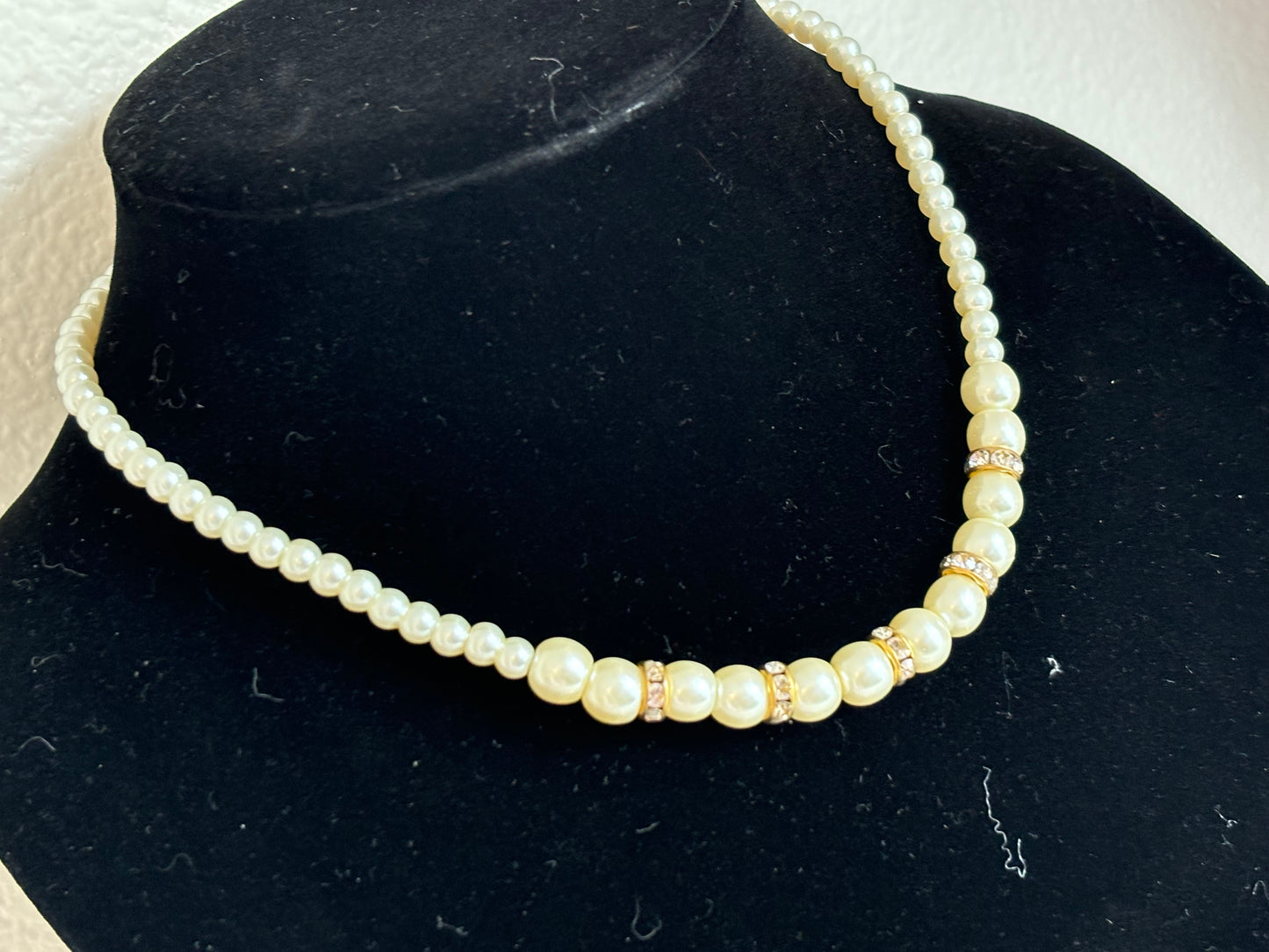 #0085 Faux Pearl Necklace with Sparkle Details