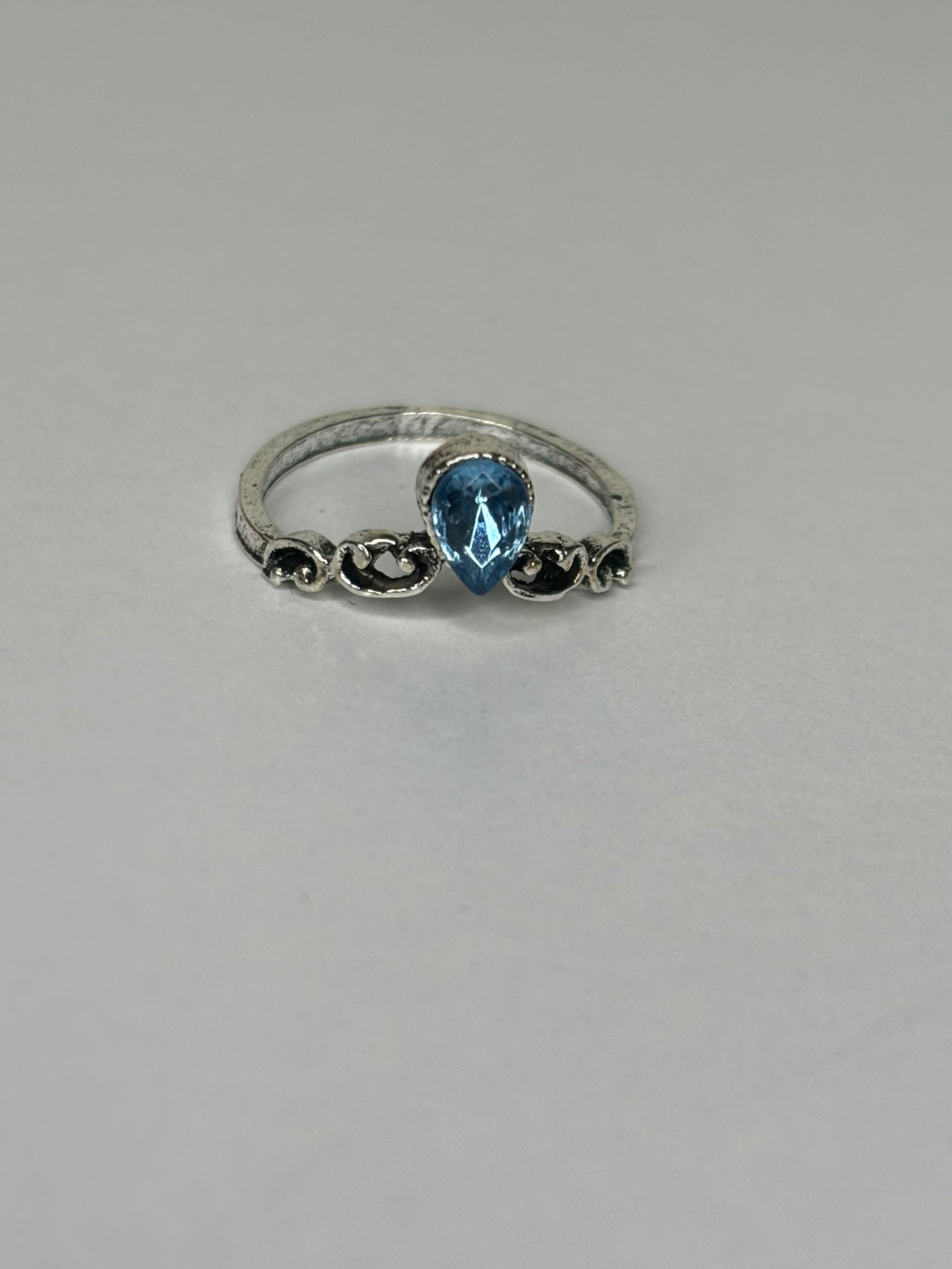 B022 Blue Stone Fashion Ring Sz 4.5