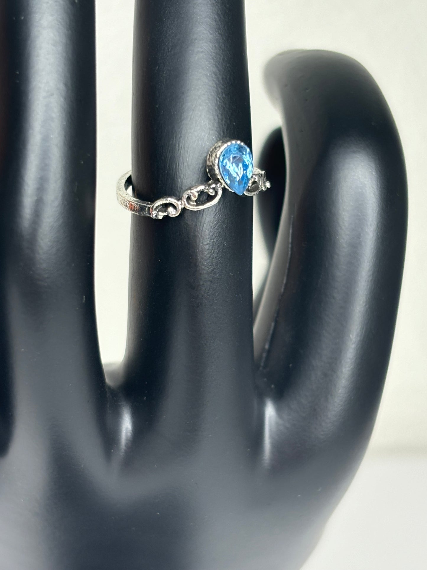 B022 Blue Stone Fashion Ring Sz 4.5