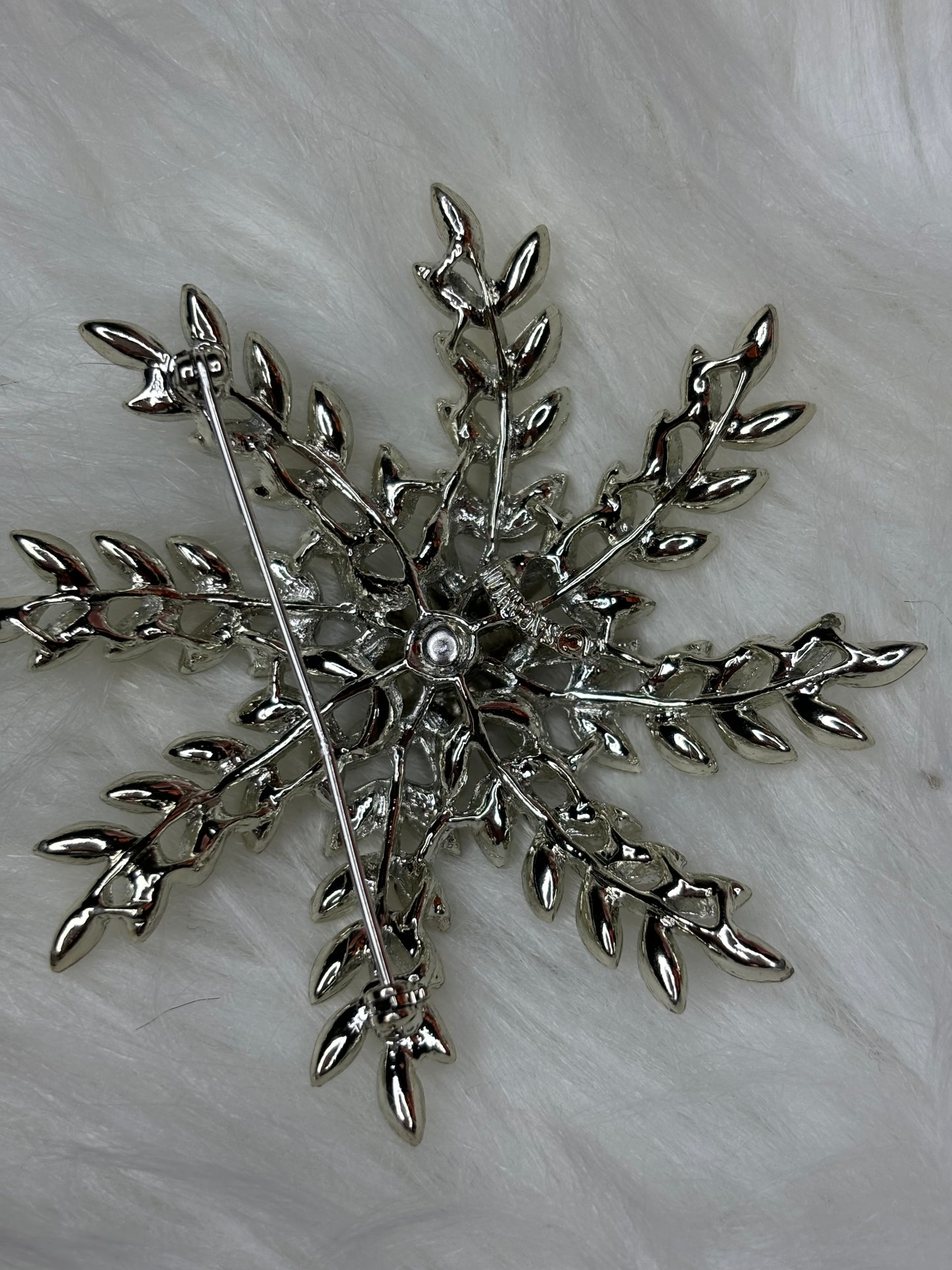 A262 Vintage Sarah Coventry Evening Snowflake Brooch Rhinestones and Silver Tone