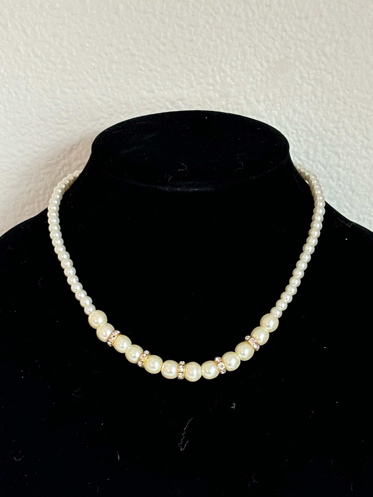 #0085 Faux Pearl Necklace with Sparkle Details