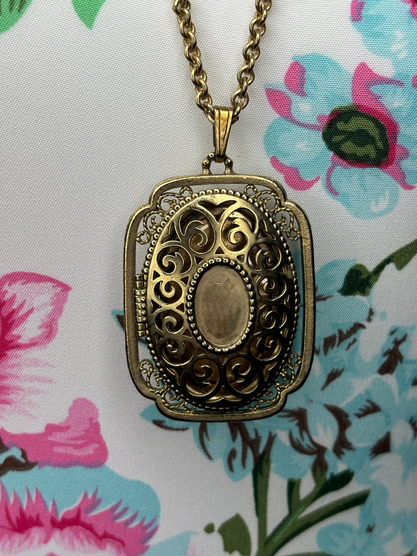 B015 Avon Gold Tone Perfume Glaze Pendant/Locket Necklace