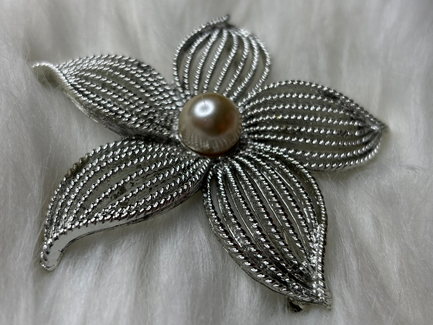 A259 Vintage Sarah Coventry Flower Brooch Faux Pearl Silver Tone