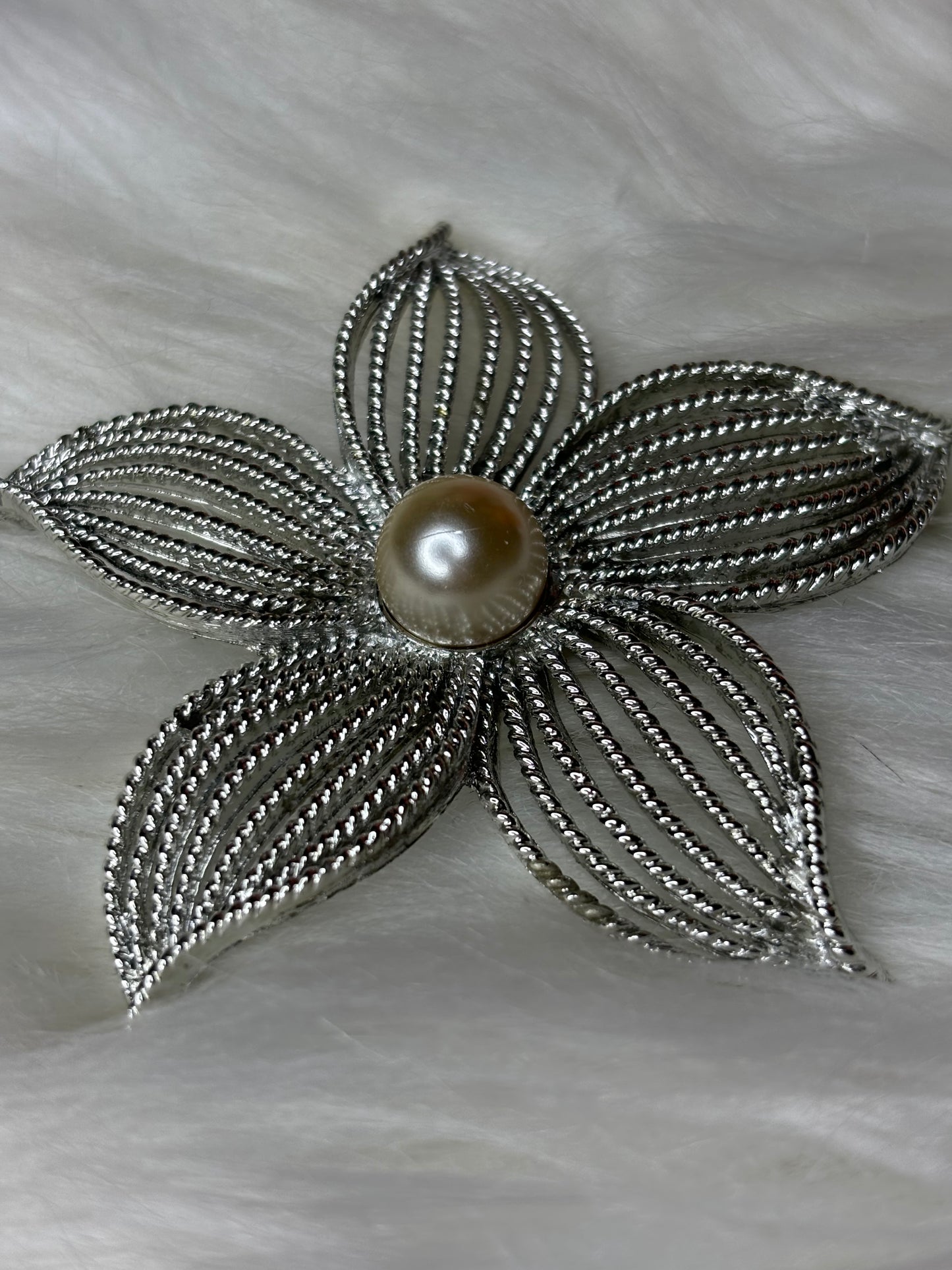 A259 Vintage Sarah Coventry Flower Brooch Faux Pearl Silver Tone