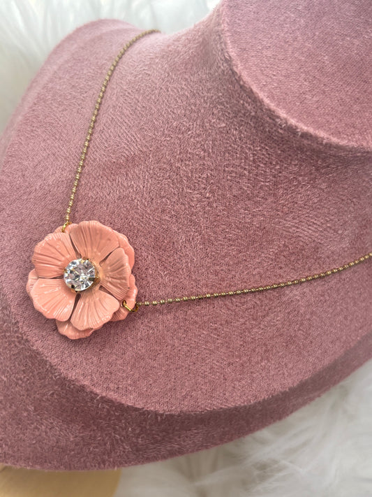 A130 Gold Tone Metal Flower Necklace 16”