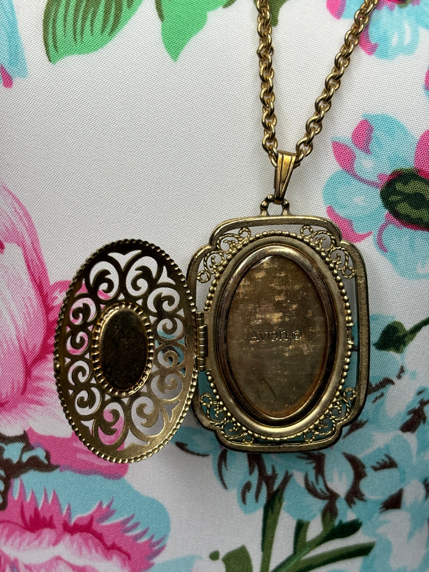 B015 Avon Gold Tone Perfume Glaze Pendant/Locket Necklace