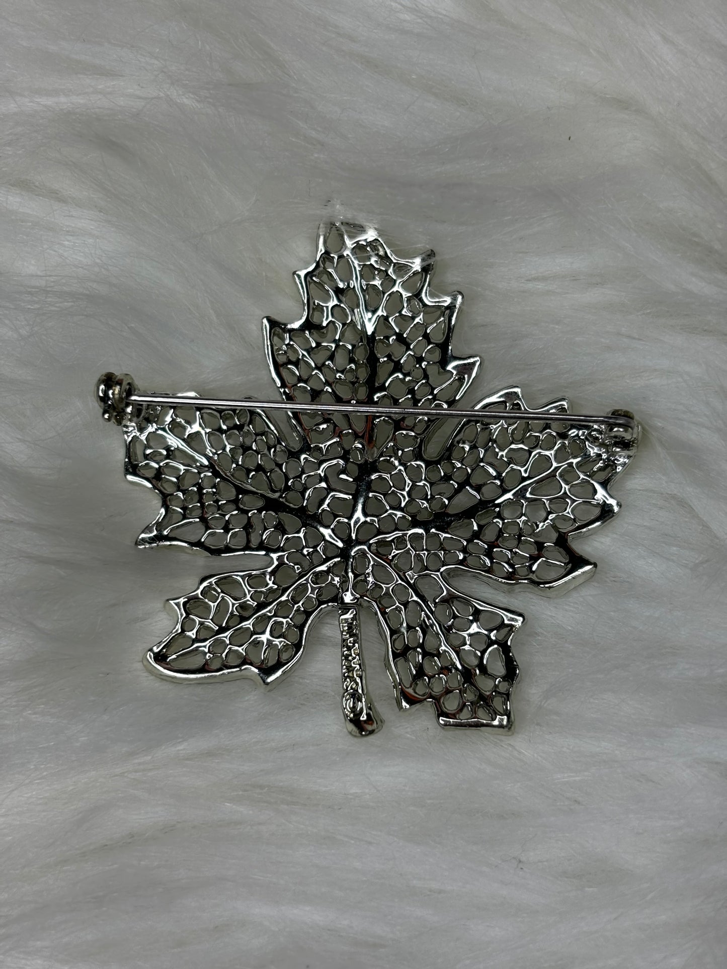 A257 Sarah Coventry Silver Tone Maple Leaf Brooch