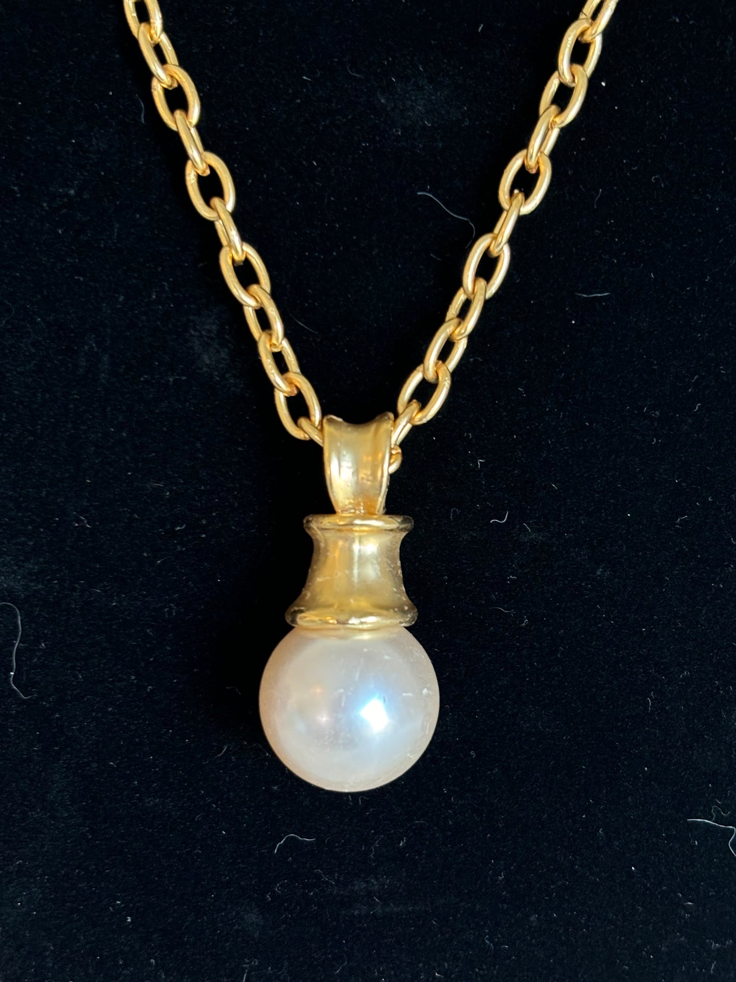 #0040 Large Faux Pearl Drop Pendant Gold Toned Necklace