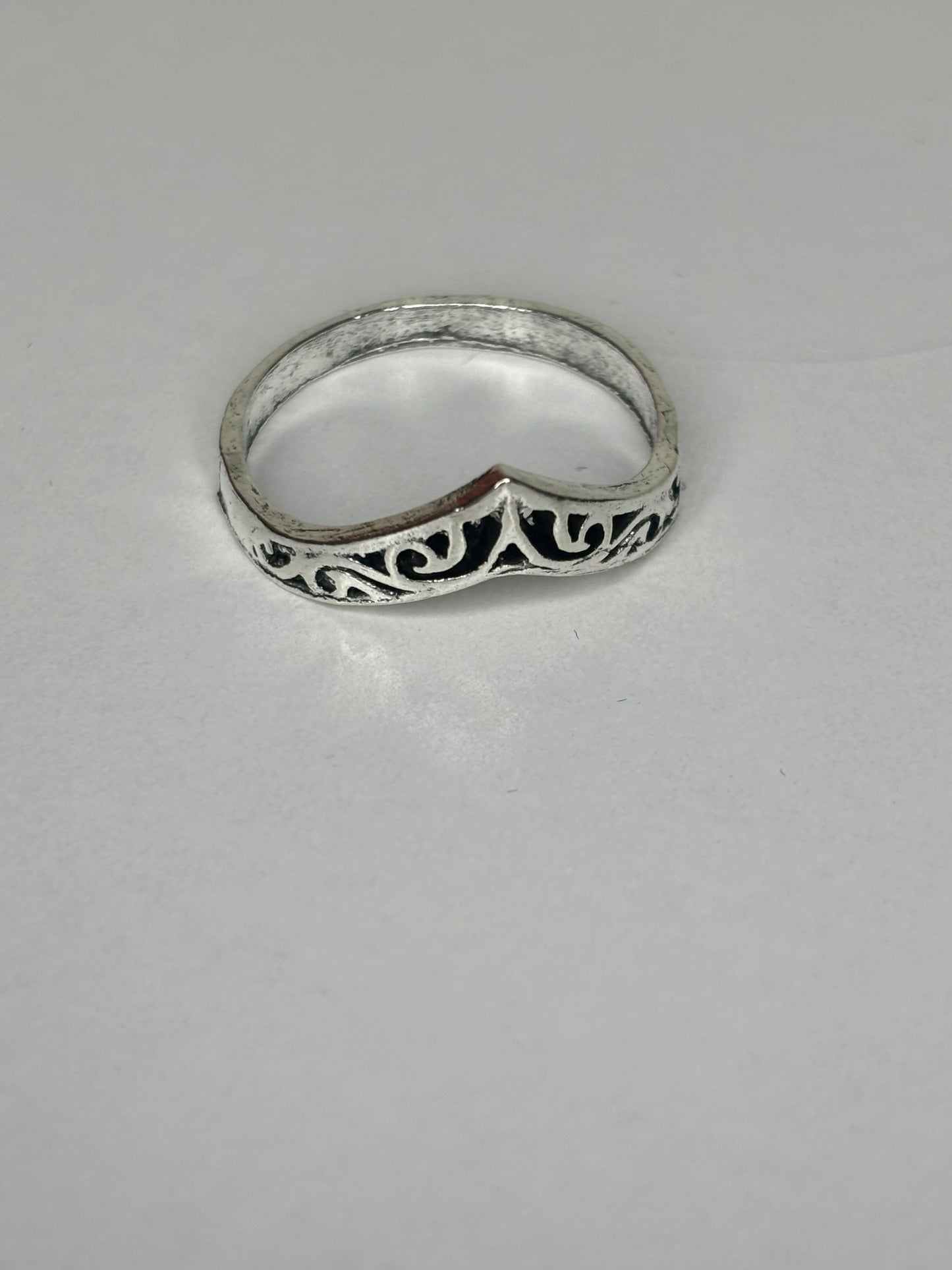 B021 Small Silver Tone Fashion Ring Sz 7.5