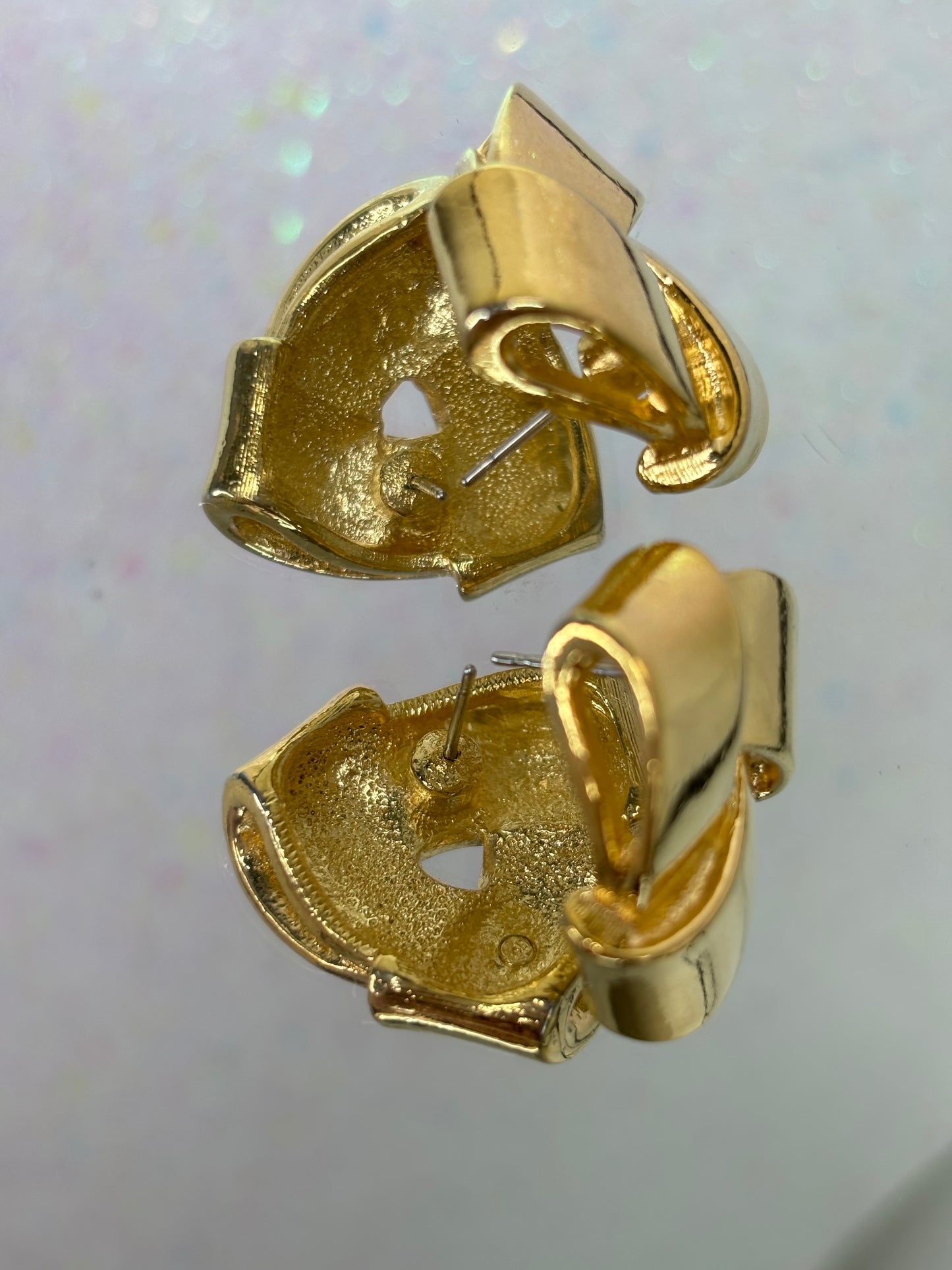 A040 Avon Gold Tone Earrings