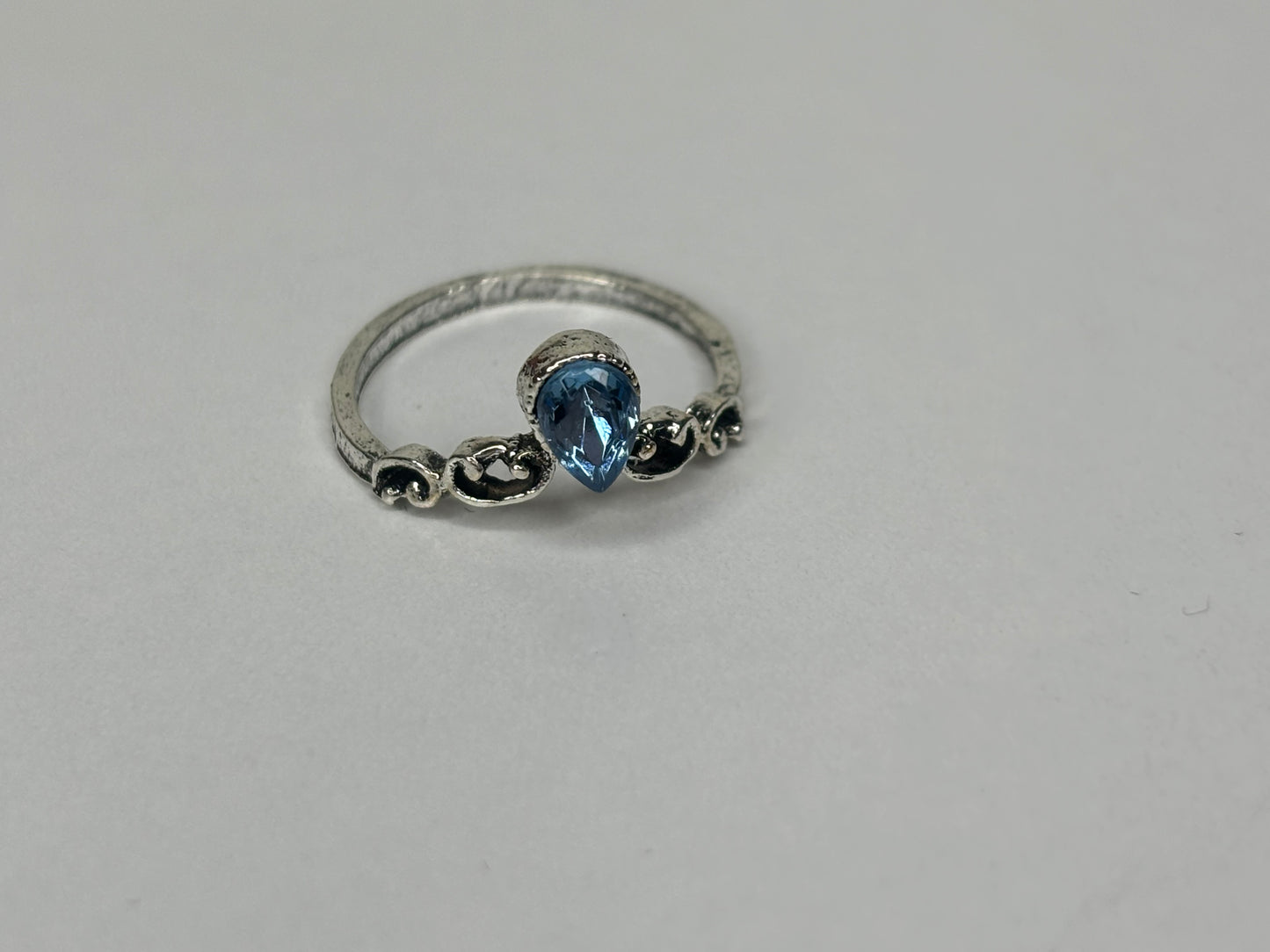 B022 Blue Stone Fashion Ring Sz 4.5