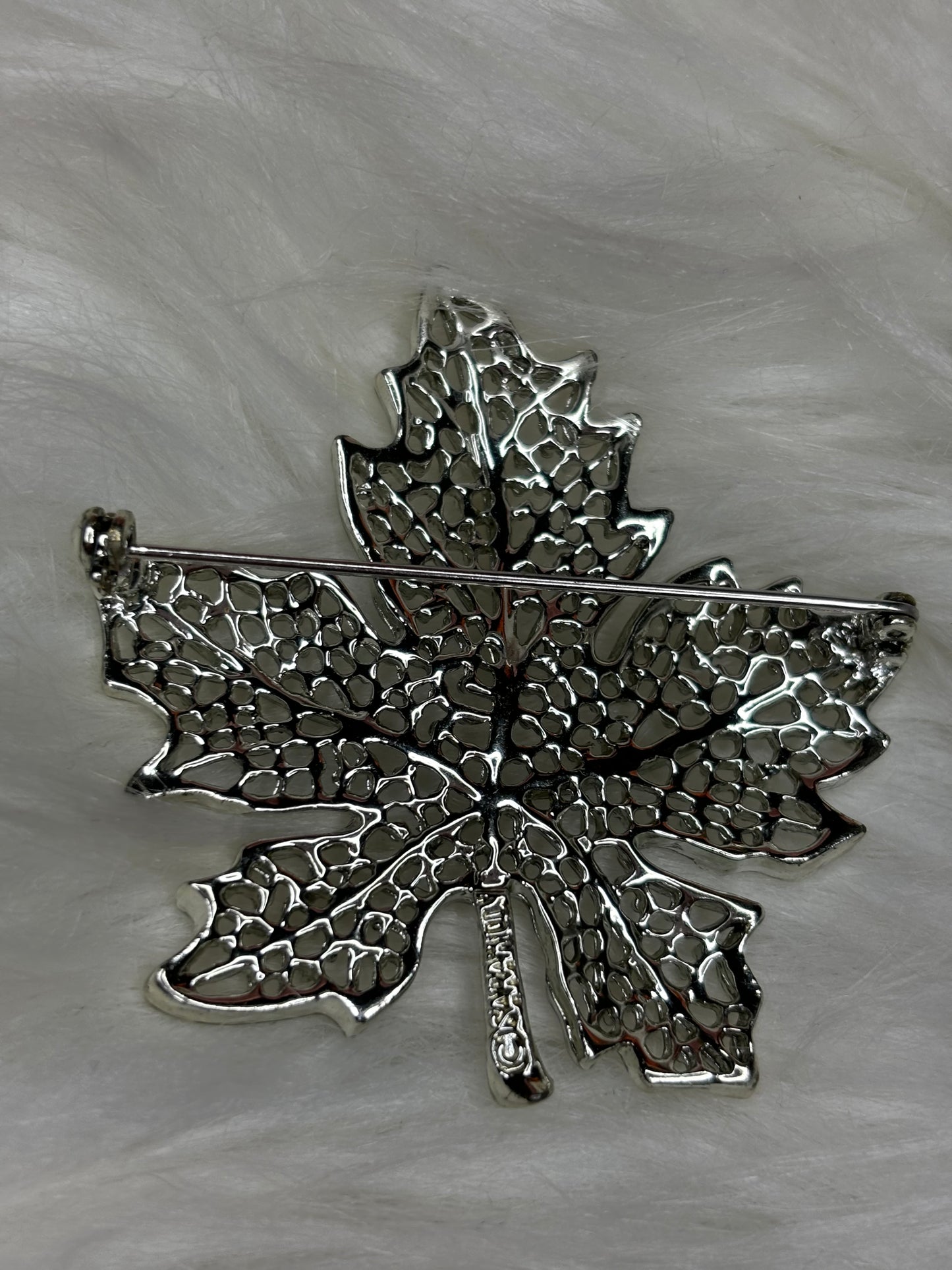 A257 Sarah Coventry Silver Tone Maple Leaf Brooch