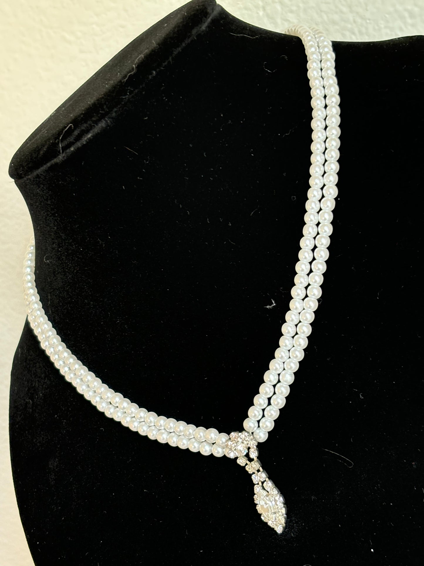 #0100 Elegant Vintage Faux Pearl and Rhinestone Pendant Necklace