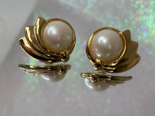 A111 Faux Pearl Stud Earrings Gold Tone