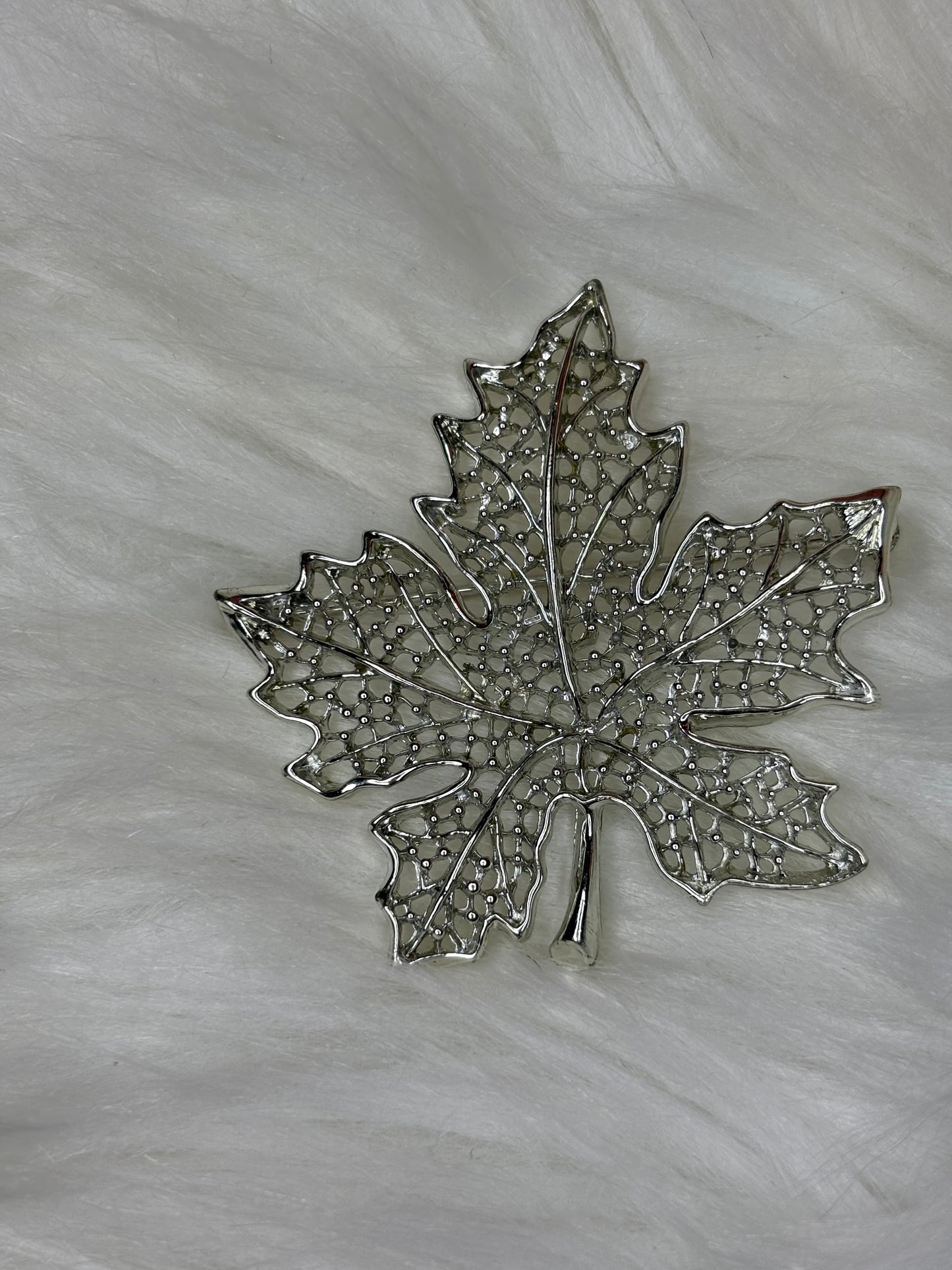 A257 Sarah Coventry Silver Tone Maple Leaf Brooch