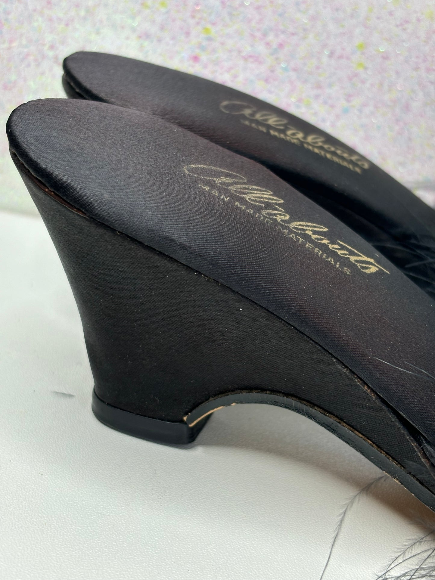 C009 Vintage All-Abouts Feather Heels Size 7 (small fits like a size 6)