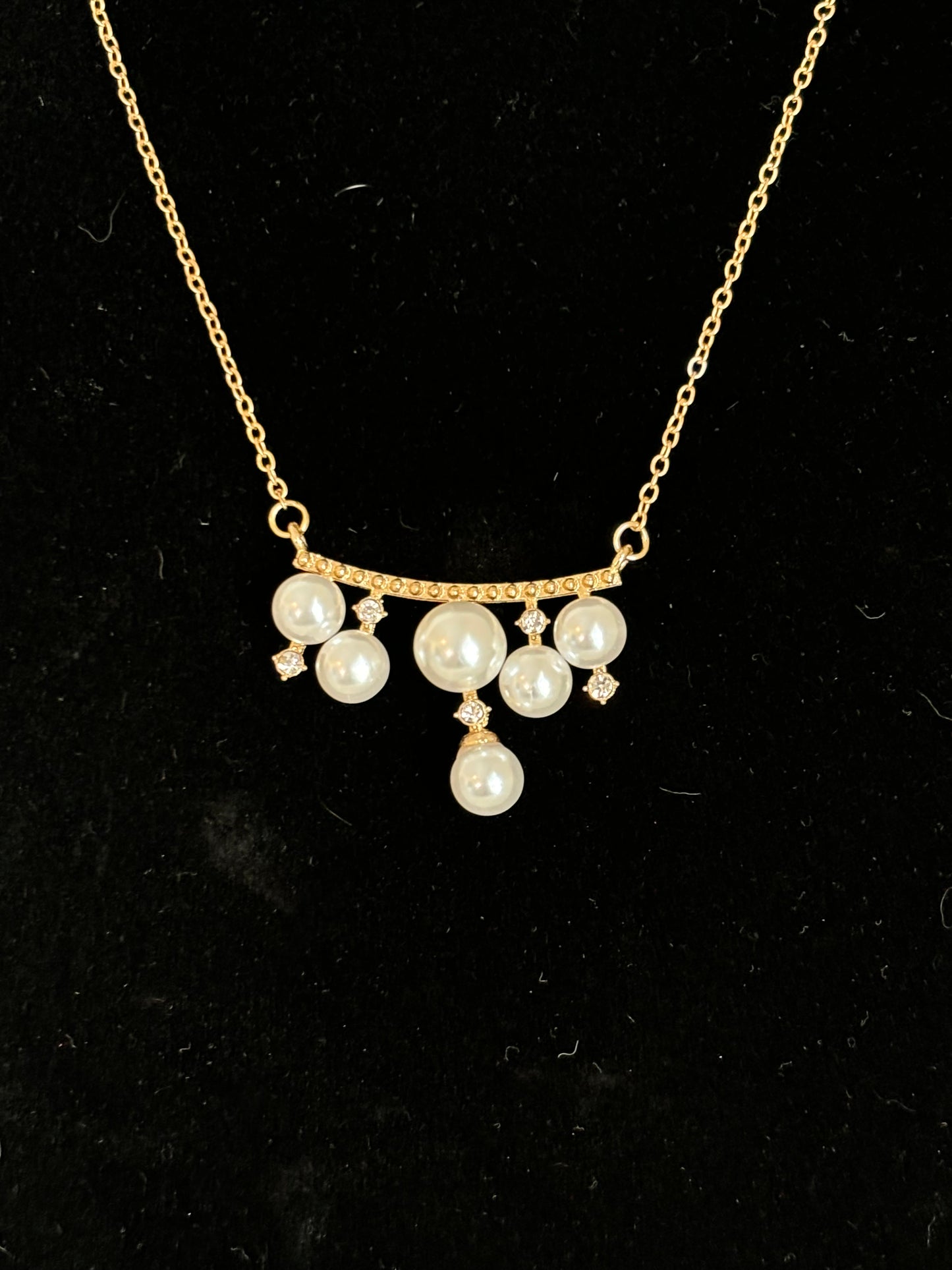 #0069 Gold Tone Faux Pearl Pendant Necklace