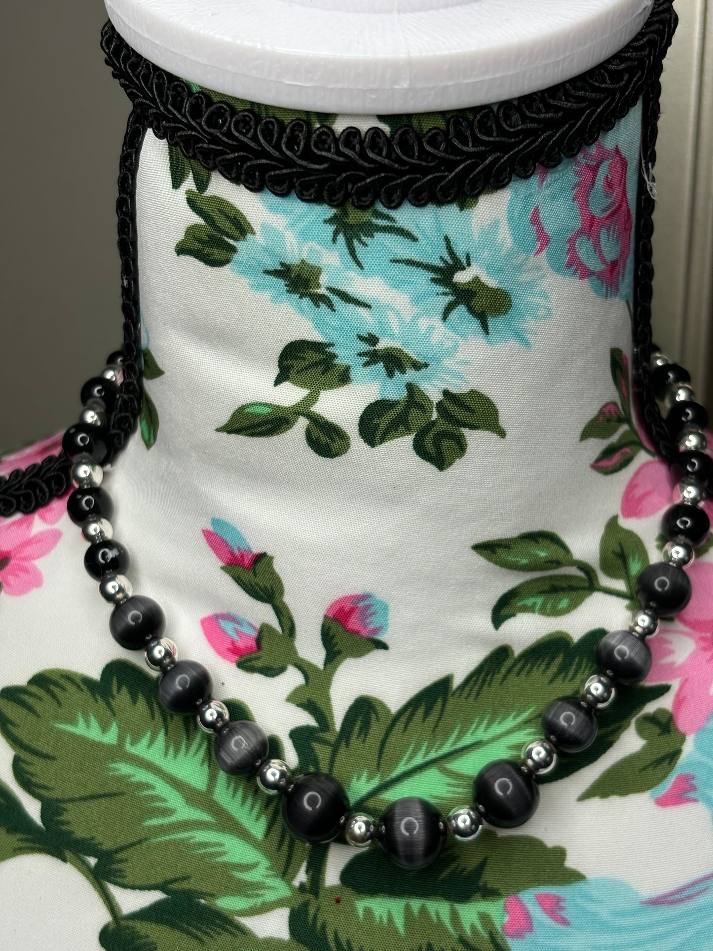 A167 Black Cat Eye Beaded Necklace 16”