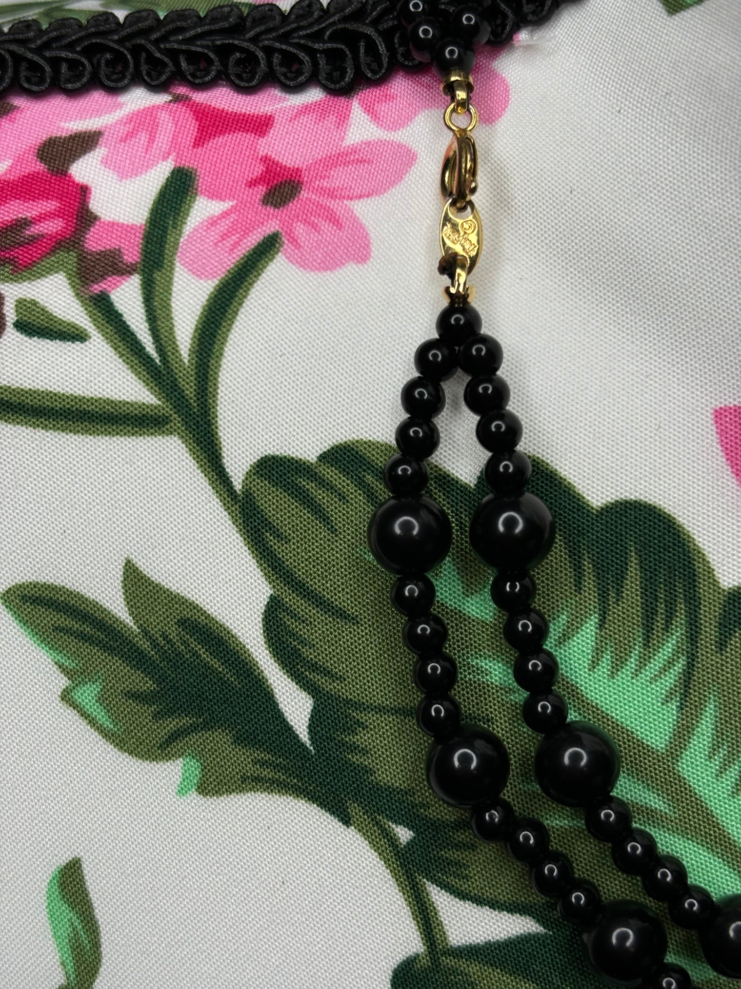 A162 Black Beaded Necklace 16”