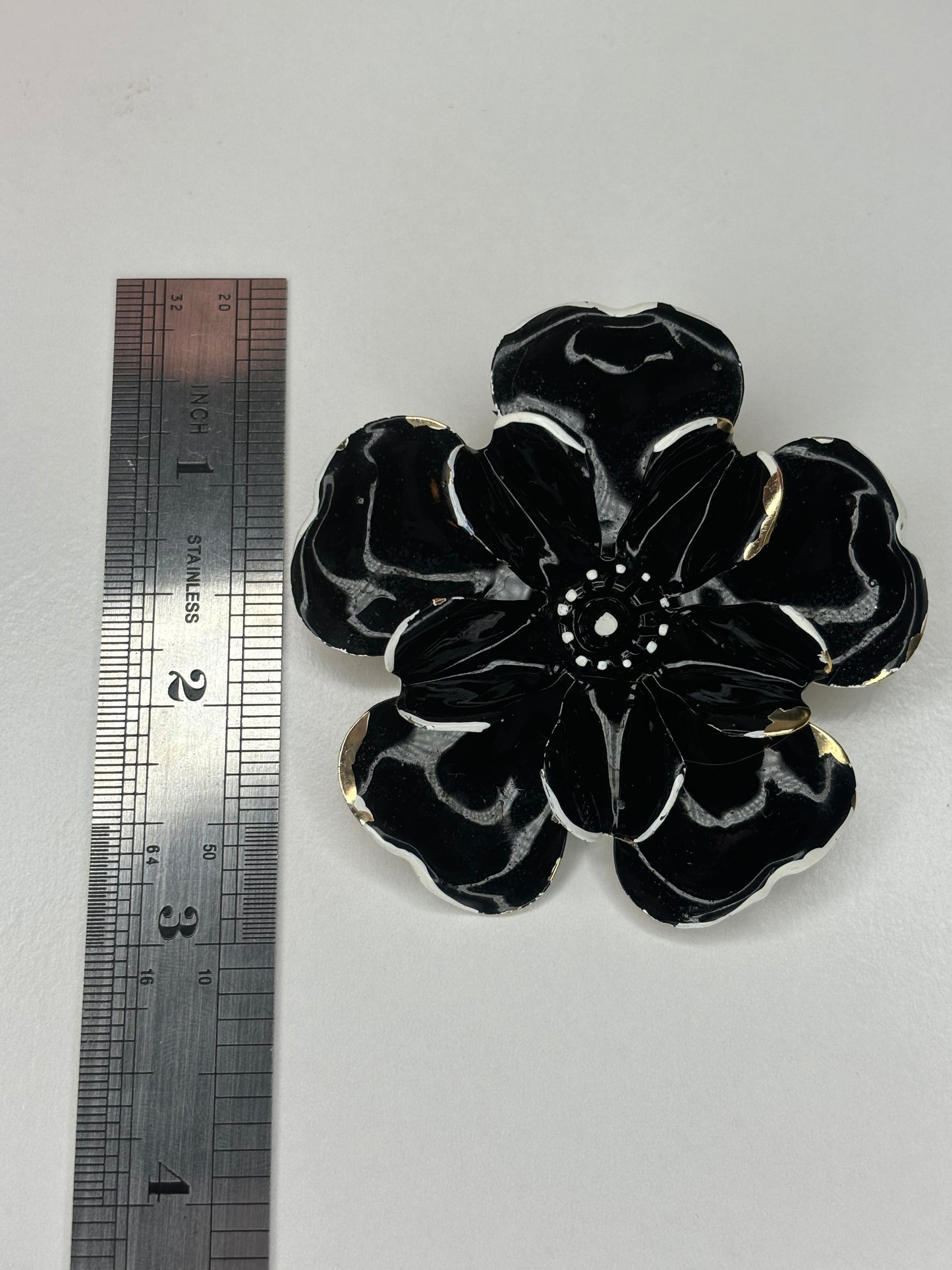 Black And White Flower Brooch -Peeling