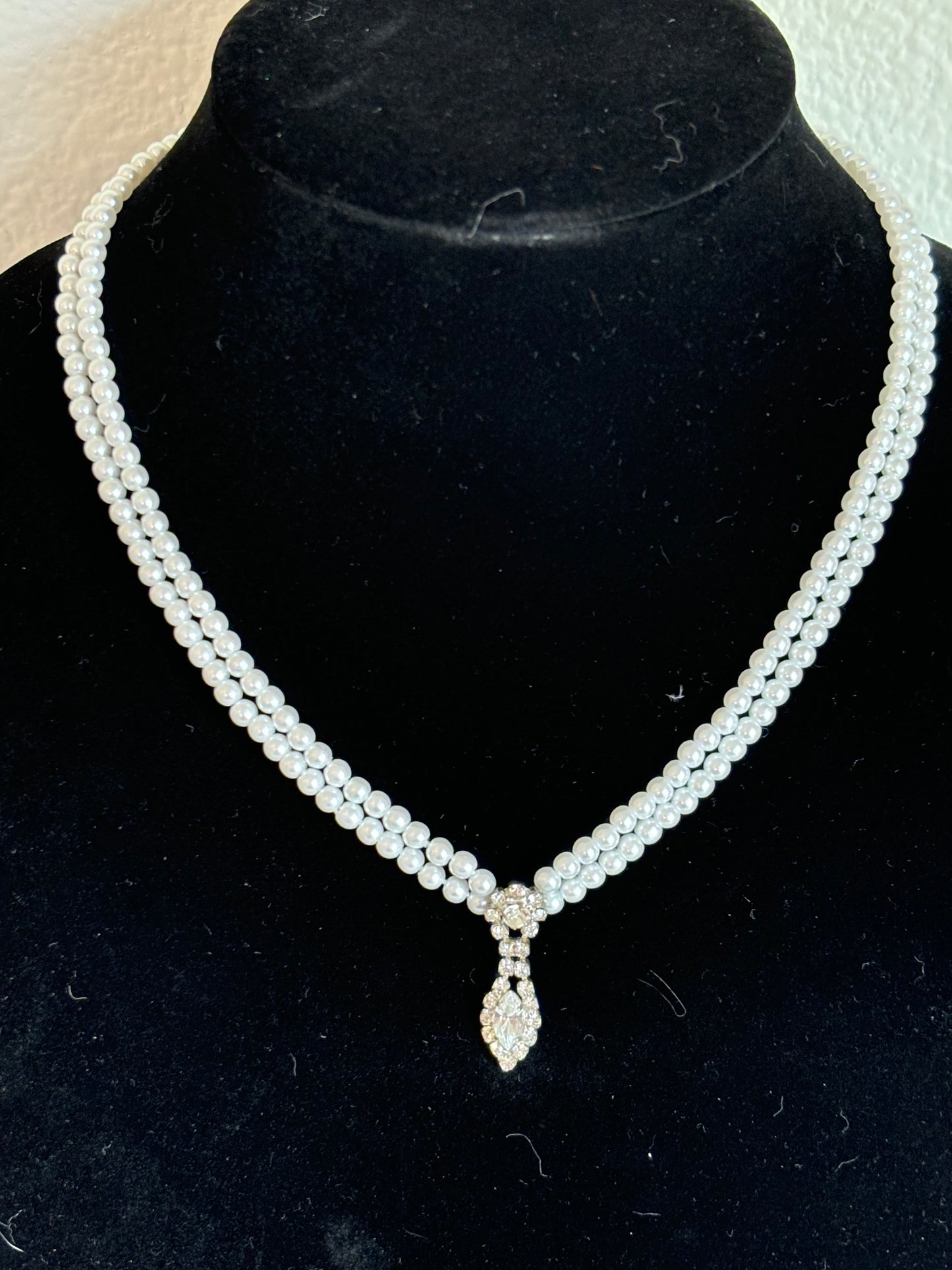 #0100 Elegant Vintage Faux Pearl and Rhinestone Pendant Necklace