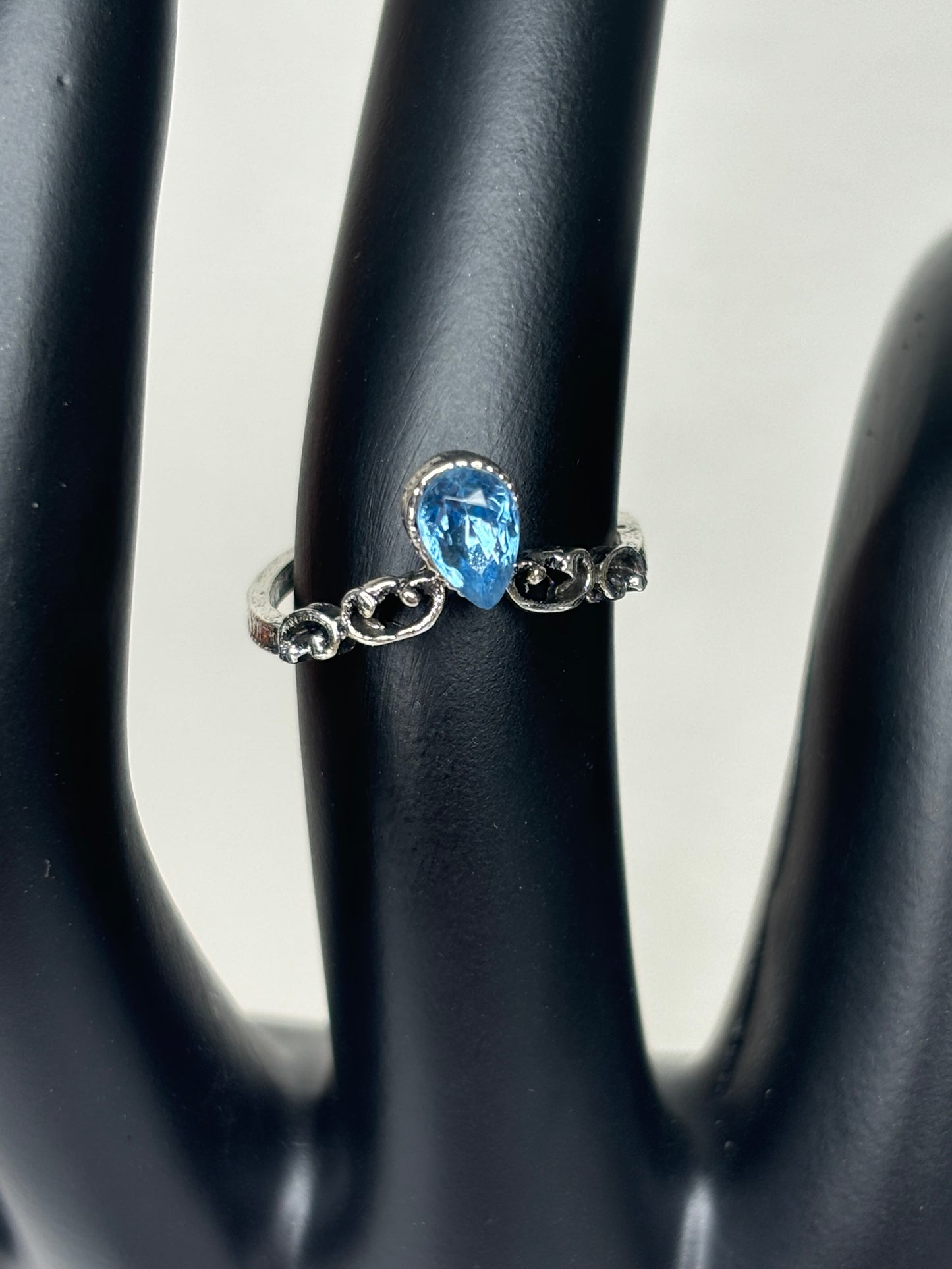 B022 Blue Stone Fashion Ring Sz 4.5