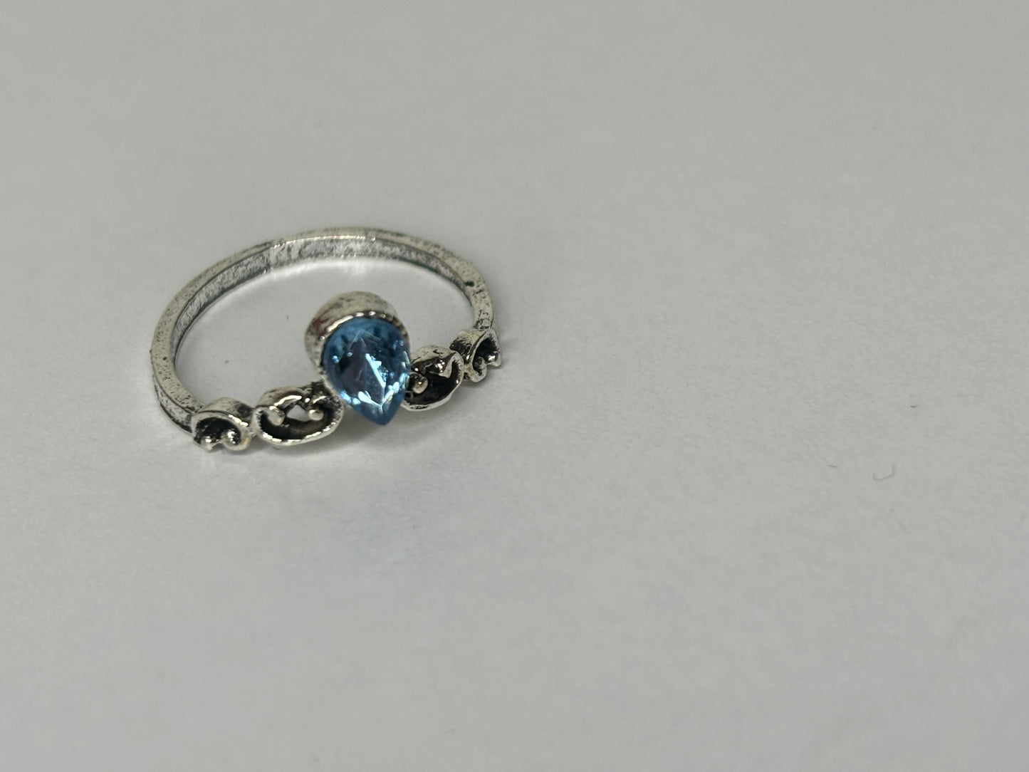 B022 Blue Stone Fashion Ring Sz 4.5