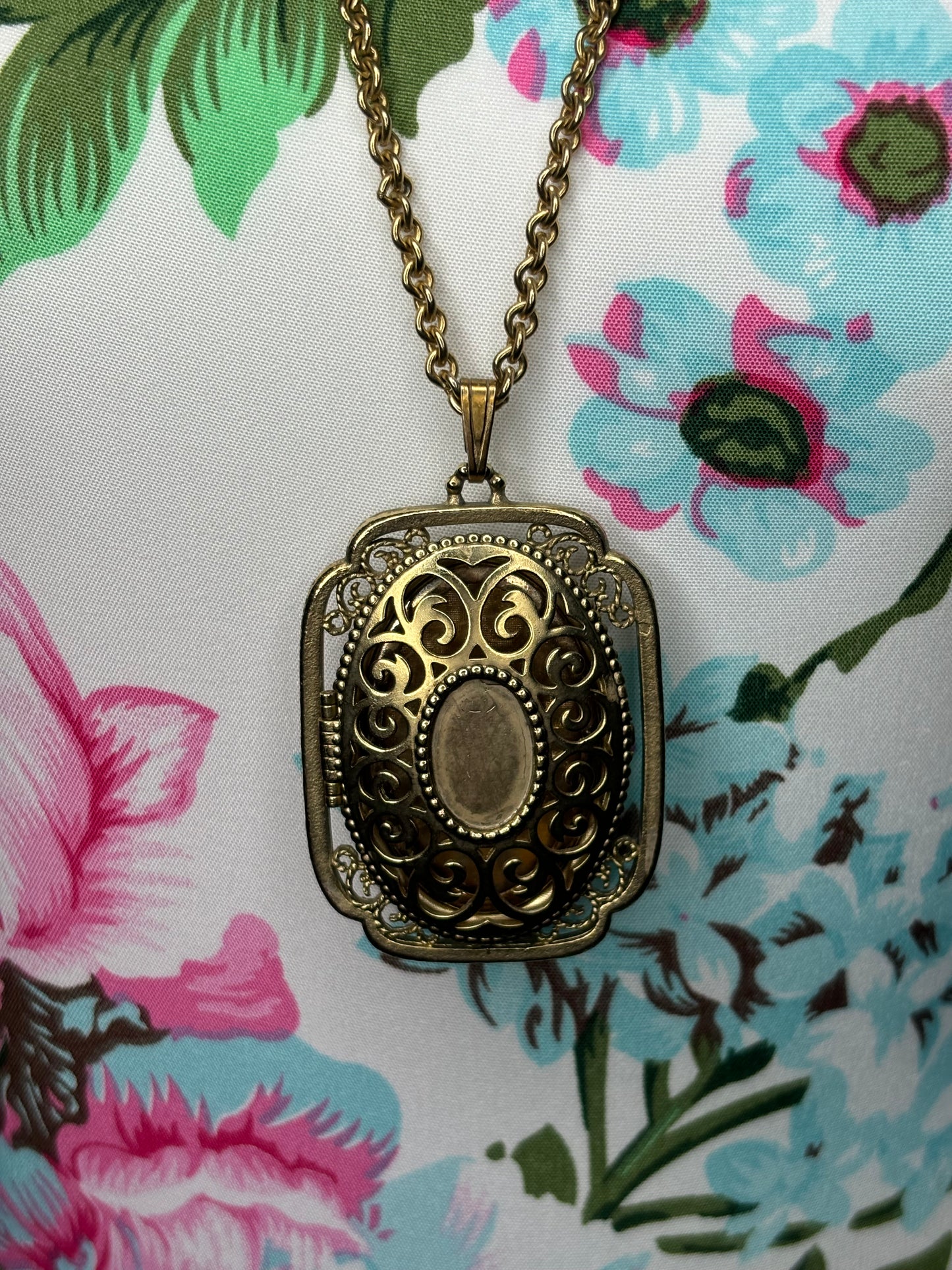 B015 Avon Gold Tone Perfume Glaze Pendant/Locket Necklace