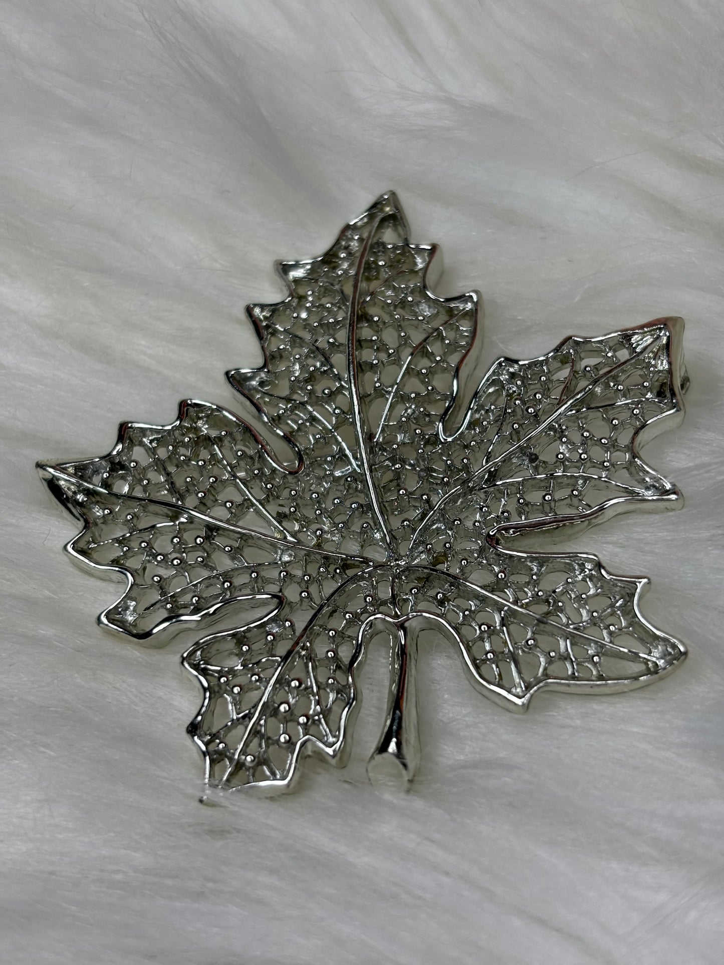 A257 Sarah Coventry Silver Tone Maple Leaf Brooch